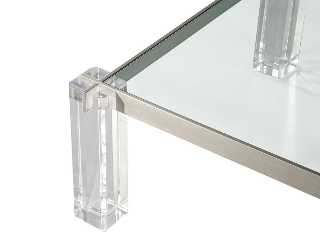 Fin du 20e siècle Table de cocktail moderne en acrylique avec cadre métallique en vente