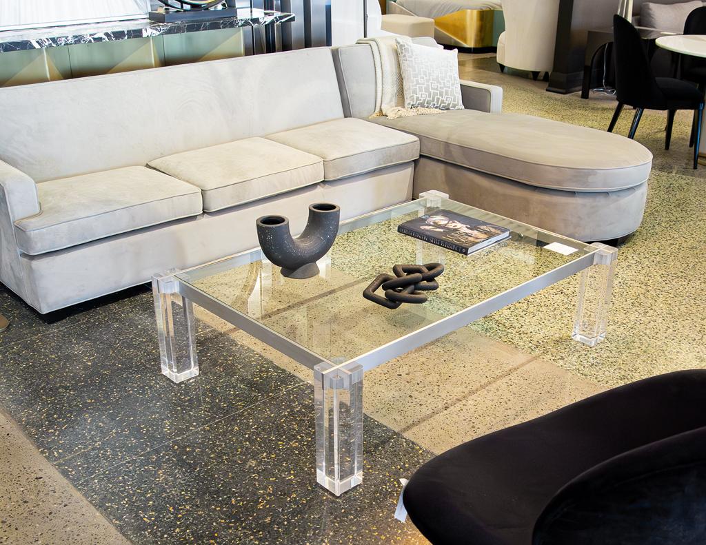 Table de cocktail moderne en acrylique avec cadre métallique en vente 1