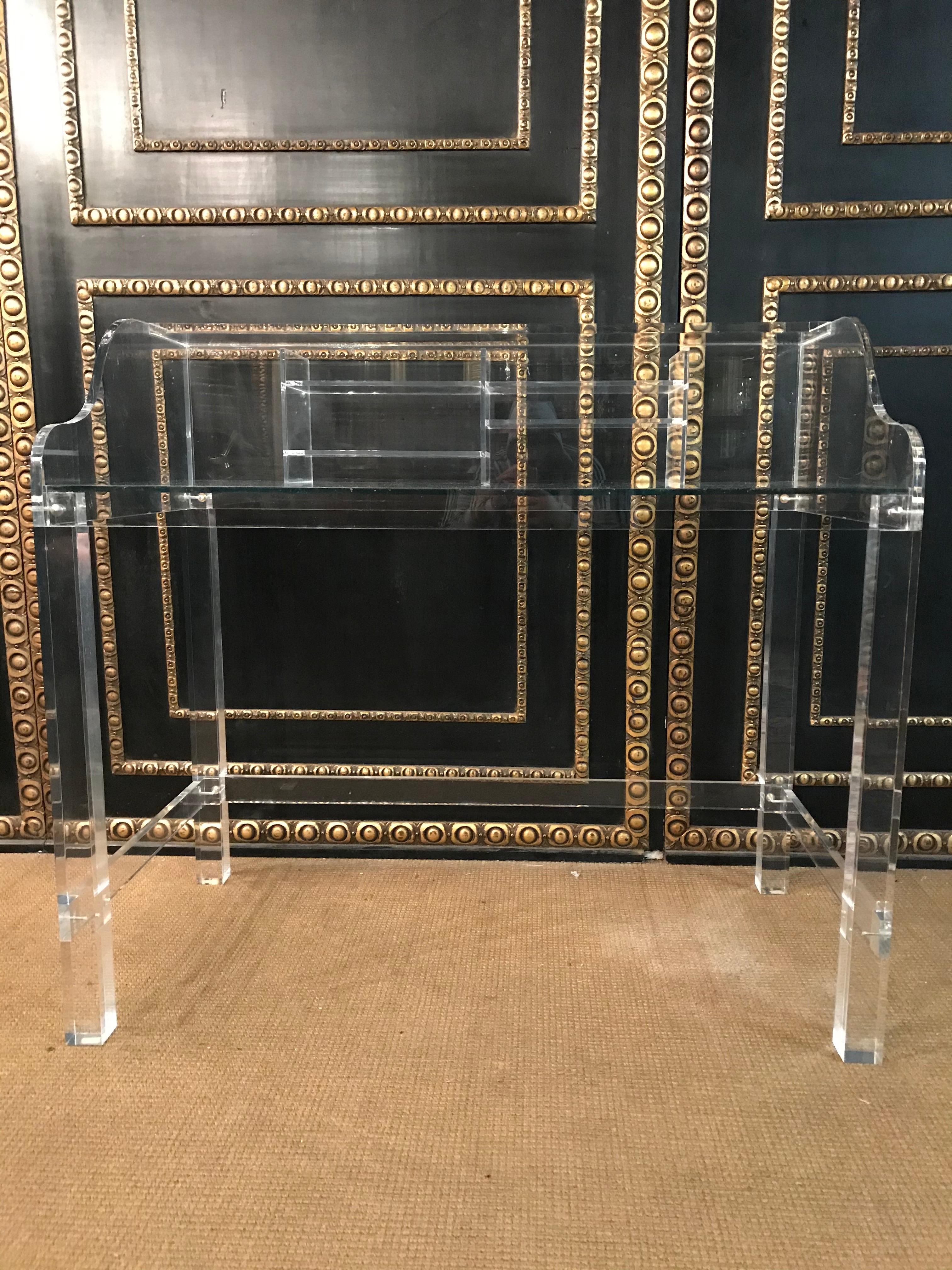 Modern acrylic desk with top with 4 legs.
Made in Italy.