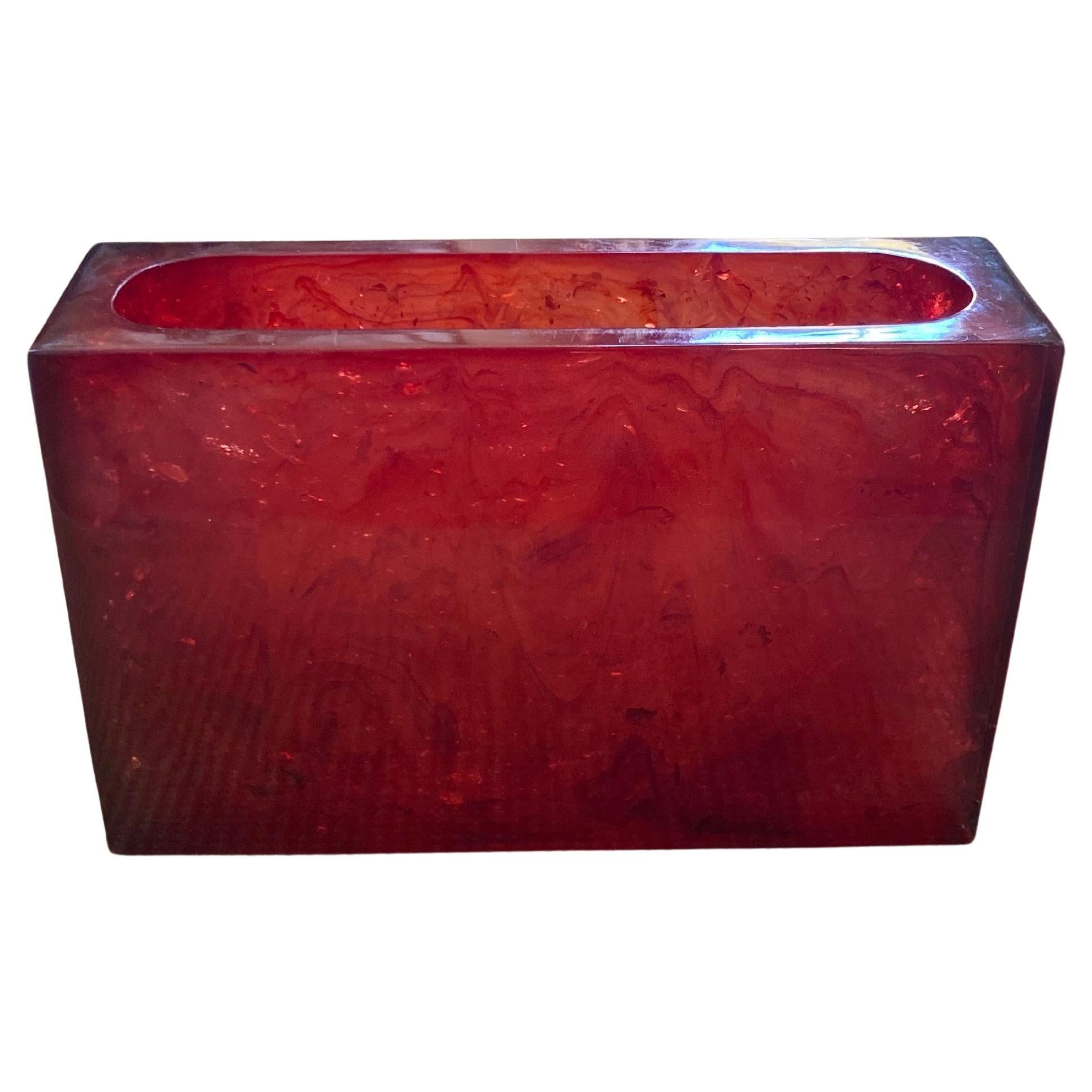 Elegante vaso moderno in acrilico di colore marrone ambrato scuro di Studio A Nova, risalente agli anni '80 circa. Questo grande vaso scultoreo a forma di blocco rettangolare è realizzato in resina/acrilico traslucido che lascia trasparire la luce