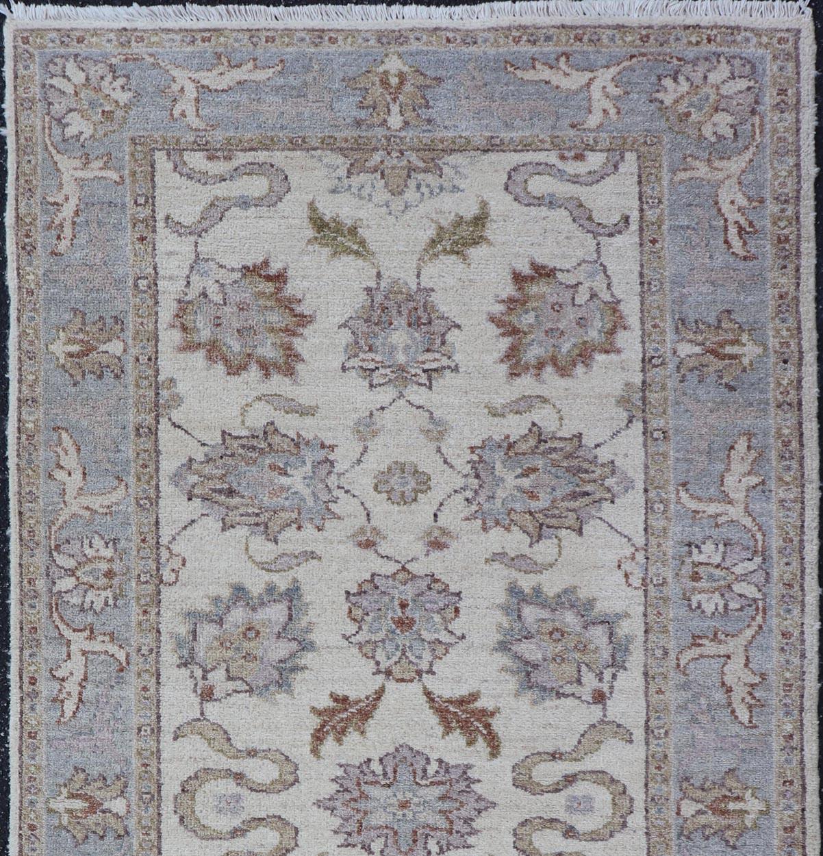 Tappeto afgano floreale color crema e marrone, Keivan Woven Arts / LH-A61965 paese d'origine / tipo: Afgano / circa 1980.

Questo tappeto, realizzato a mano, proviene dall'Afghanistan ed è tessuto con la lana più pregiata per creare un pezzo morbido