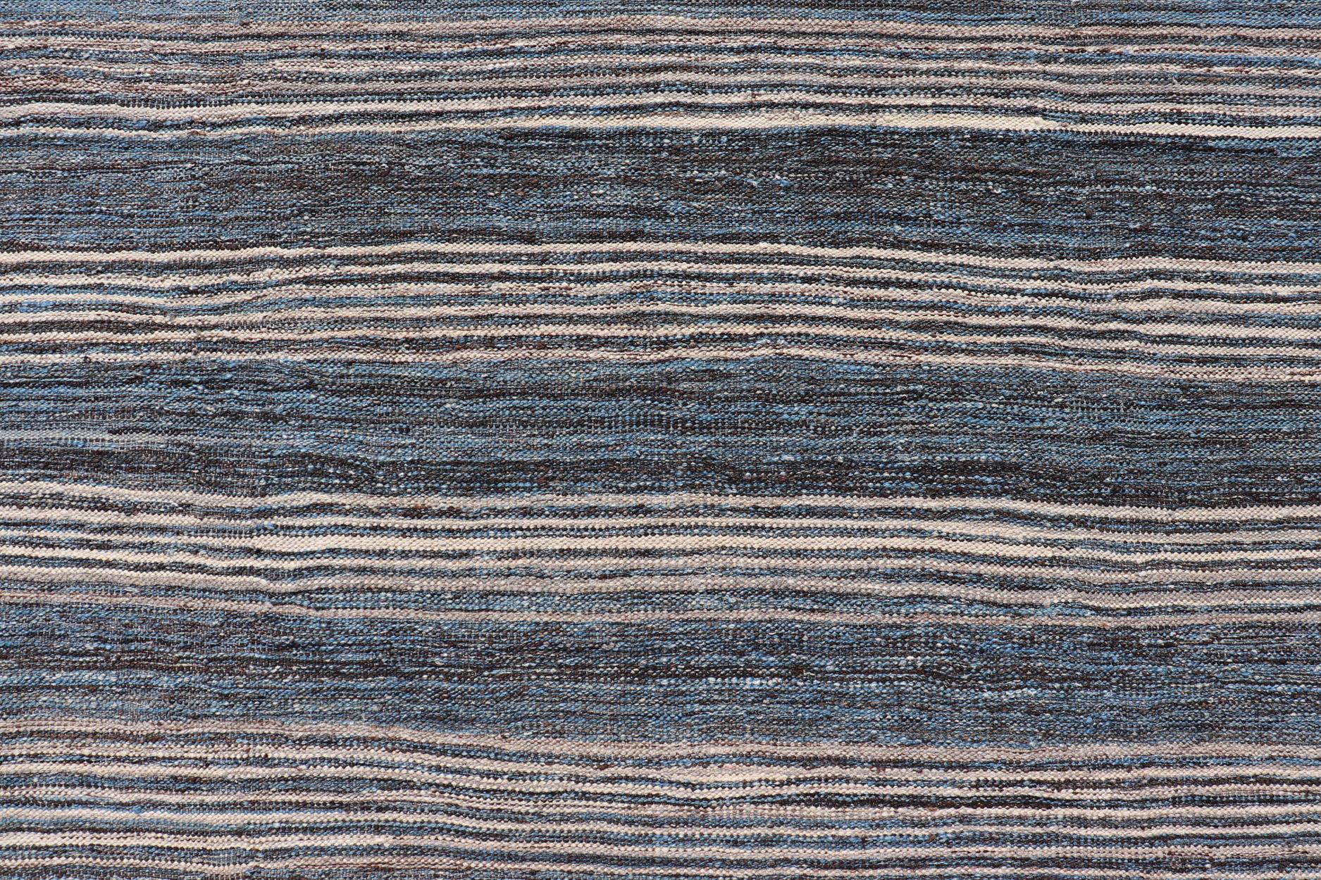 Moderner afghanischer Kilim-Teppich in tiefblauem und grauem Horizontalstreifen-Design9'0 x 12'2 im Angebot 3