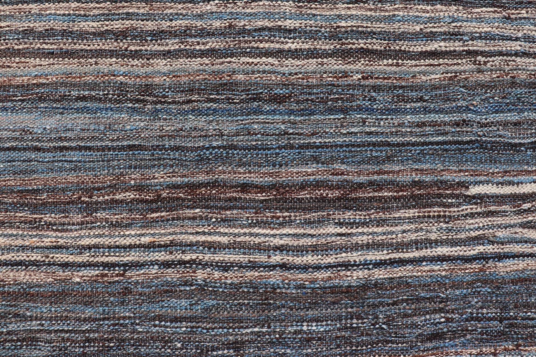 Maße: 9'0 x 12'2 

Moderner afghanischer Kilim-Teppich in tiefblauem und grauem horizontalen Streifendesign9'0 x 12'2. Keivan Woven Arts / teppich/AFG-23012, Herkunftsland / Art: Iran / Kelim, ca. 21. Jahrhundert. 

Dieser moderne afghanische