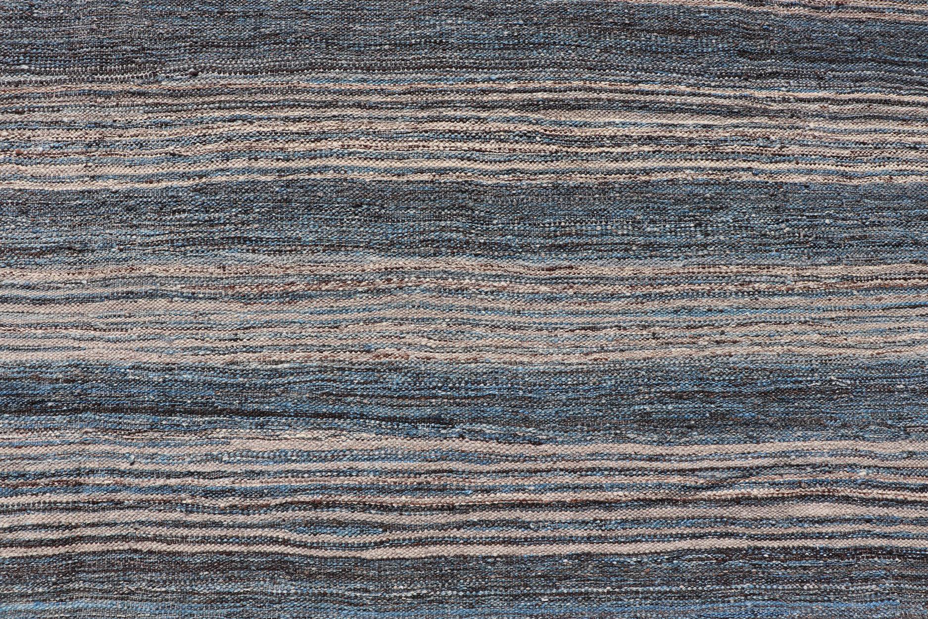 Moderner afghanischer Kilim-Teppich in tiefblauem und grauem Horizontalstreifen-Design9'0 x 12'2 (Kelim) im Angebot