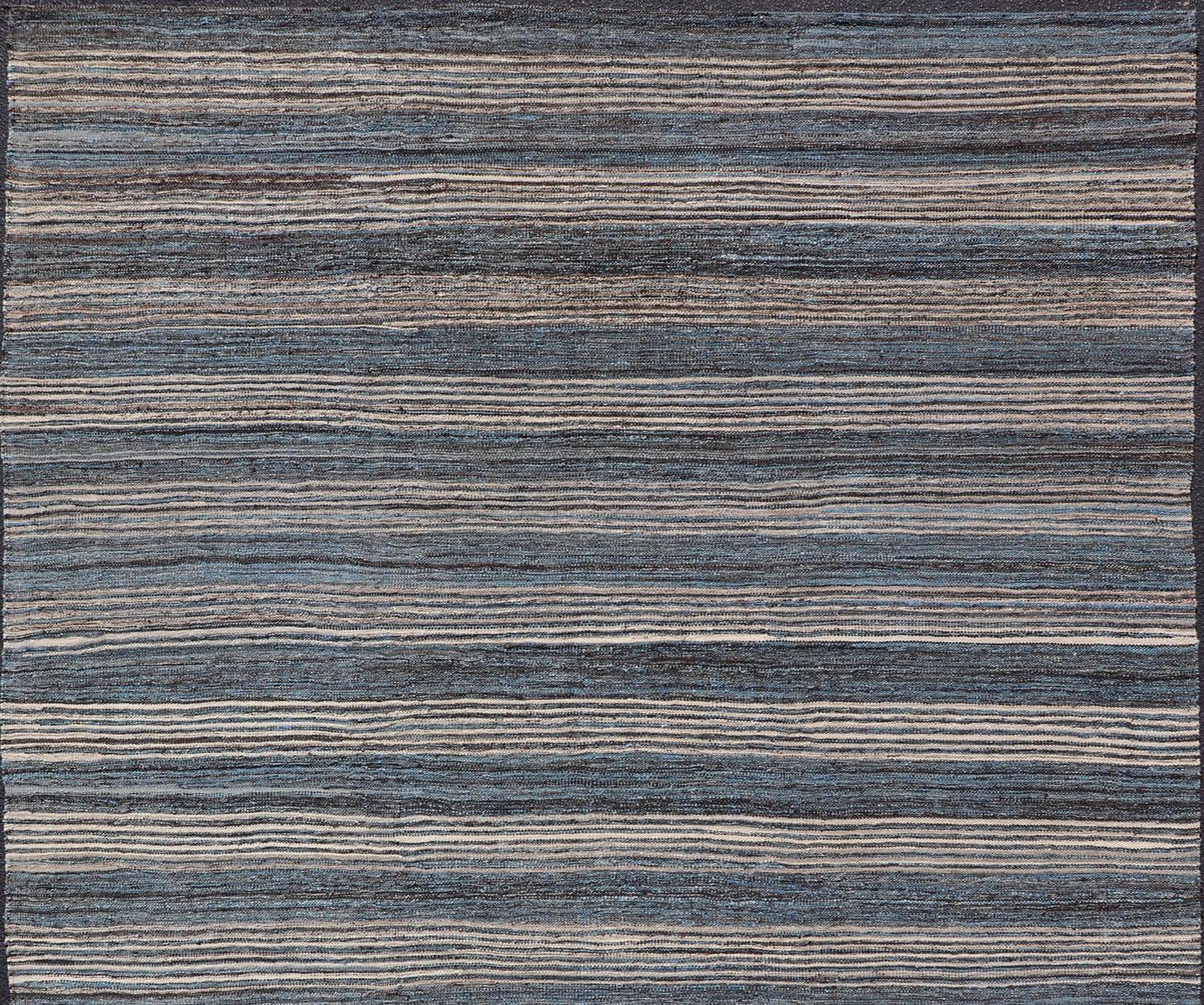 Moderner afghanischer Kilim-Teppich in tiefblauem und grauem Horizontalstreifen-Design9'0 x 12'2 (Afghanisch) im Angebot