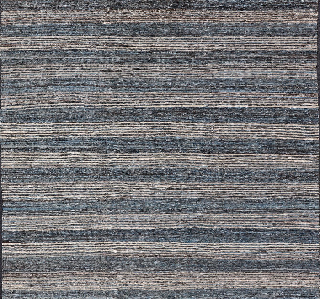 Moderner afghanischer Kilim-Teppich in tiefblauem und grauem Horizontalstreifen-Design9'0 x 12'2 (Handgewebt) im Angebot