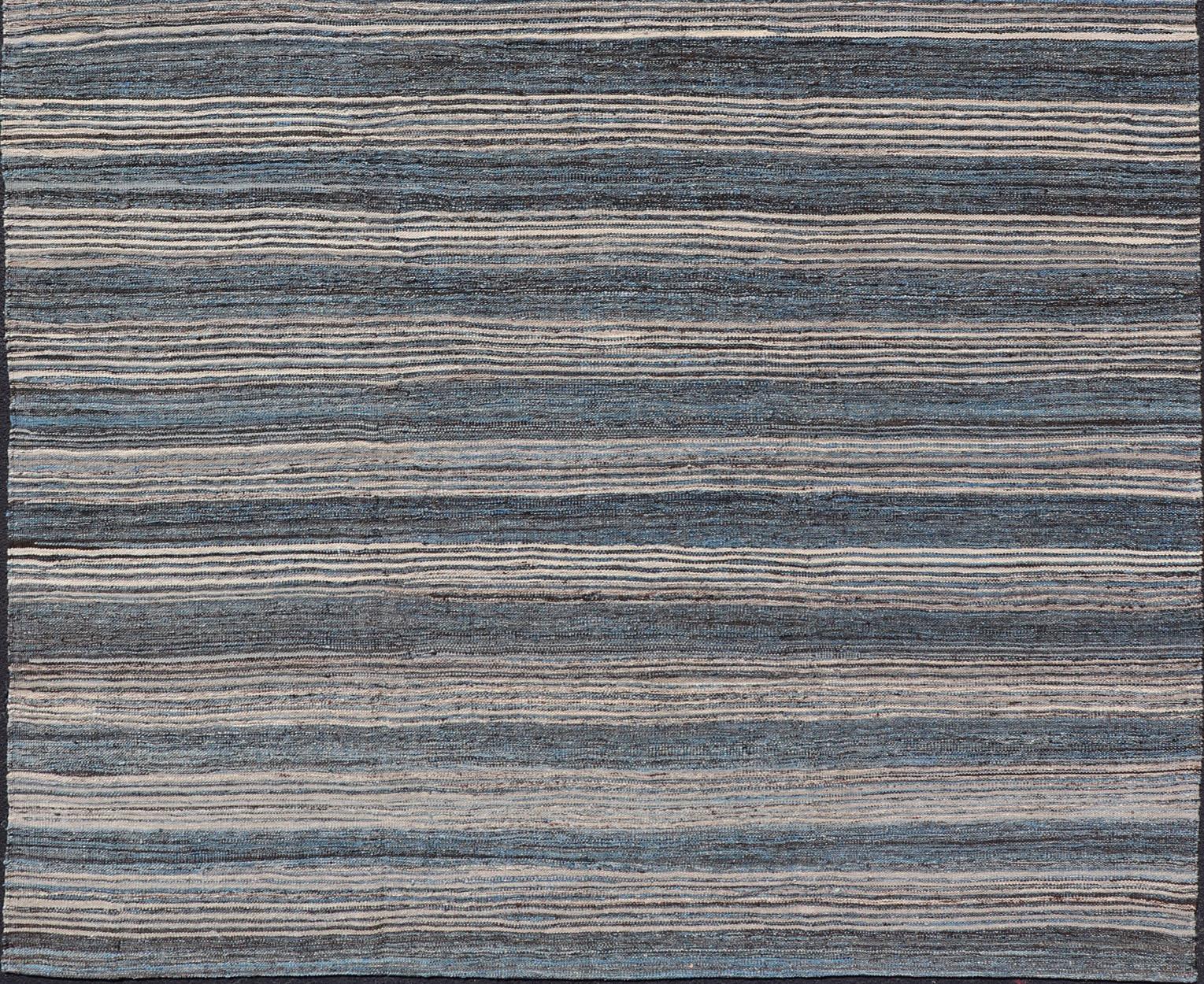 Moderner afghanischer Kilim-Teppich in tiefblauem und grauem Horizontalstreifen-Design9'0 x 12'2 im Zustand „Gut“ im Angebot in Atlanta, GA