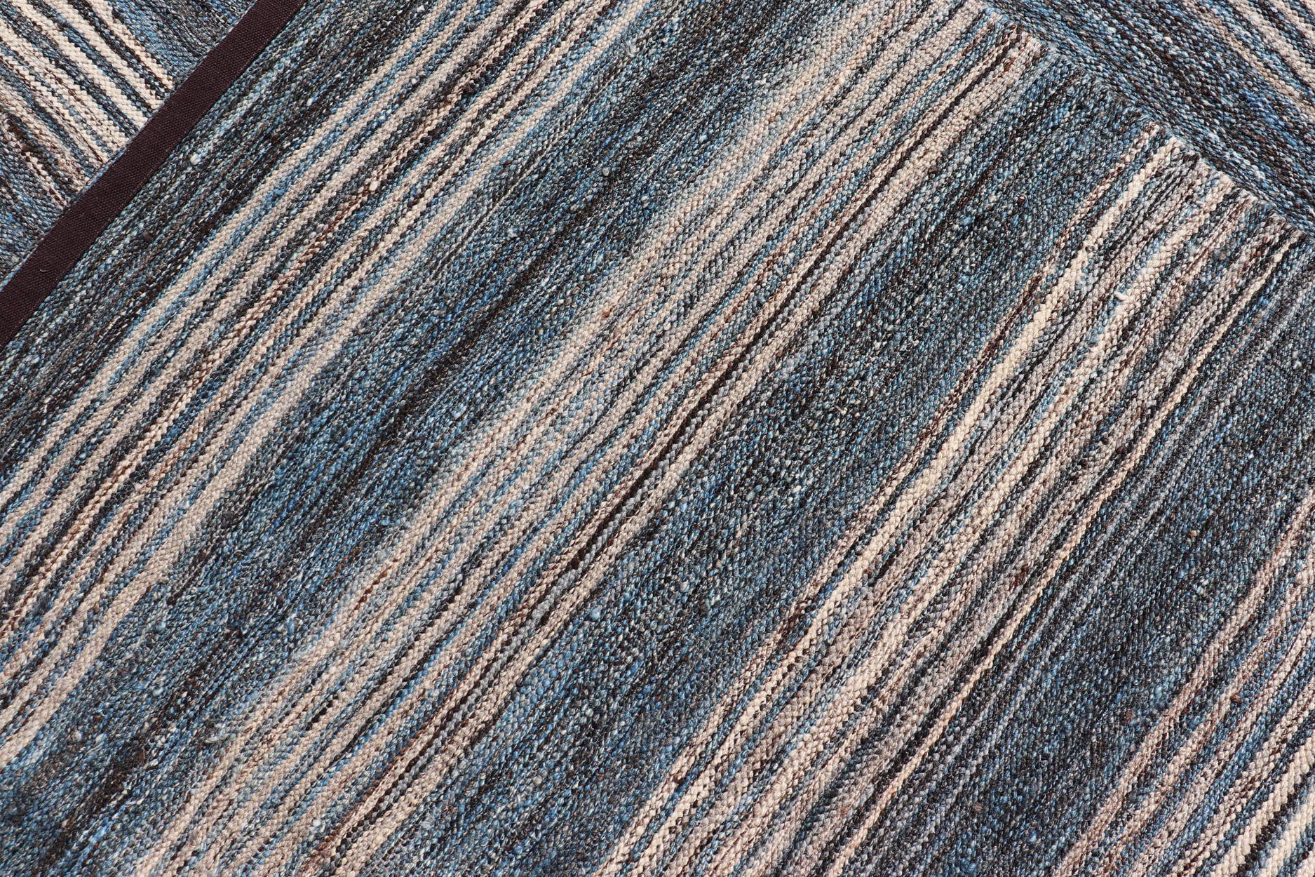 Moderner afghanischer Kilim-Teppich in tiefblauem und grauem Horizontalstreifen-Design9'0 x 12'2 (21. Jahrhundert und zeitgenössisch) im Angebot