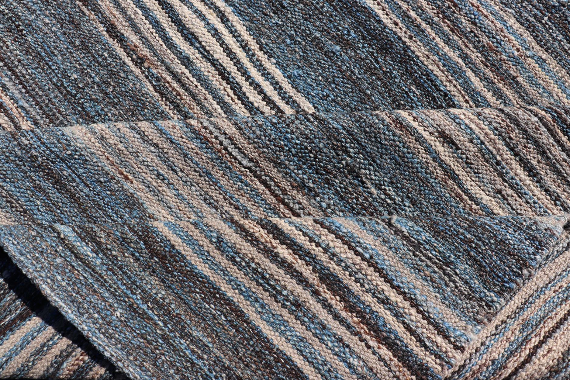 Moderner afghanischer Kilim-Teppich in tiefblauem und grauem Horizontalstreifen-Design9'0 x 12'2 (Wolle) im Angebot
