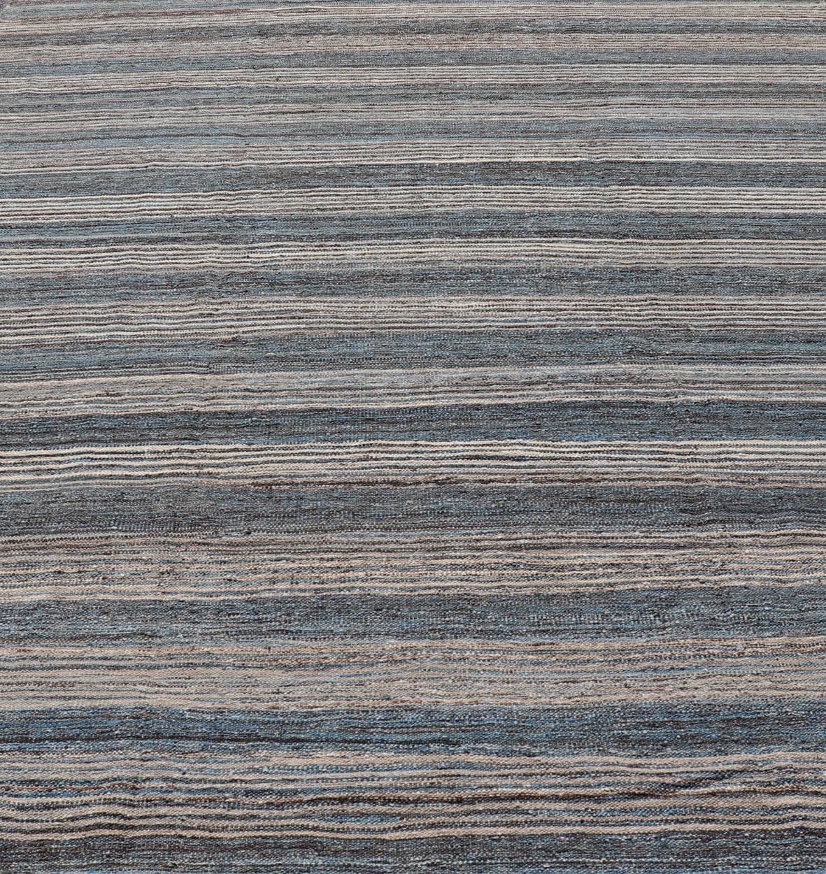 Moderner afghanischer Kilim-Teppich in tiefblauem und grauem Horizontalstreifen-Design9'0 x 12'2 im Angebot 1