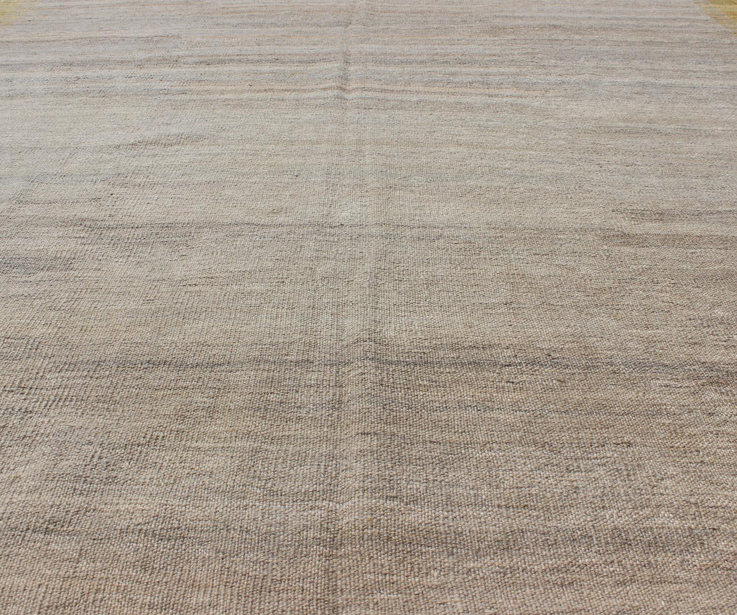 Moderner afghanischer Kilim-Teppich in neutralem Beige mit dezenter goldener Bordüre 5'3 x 6'7 im Angebot 2