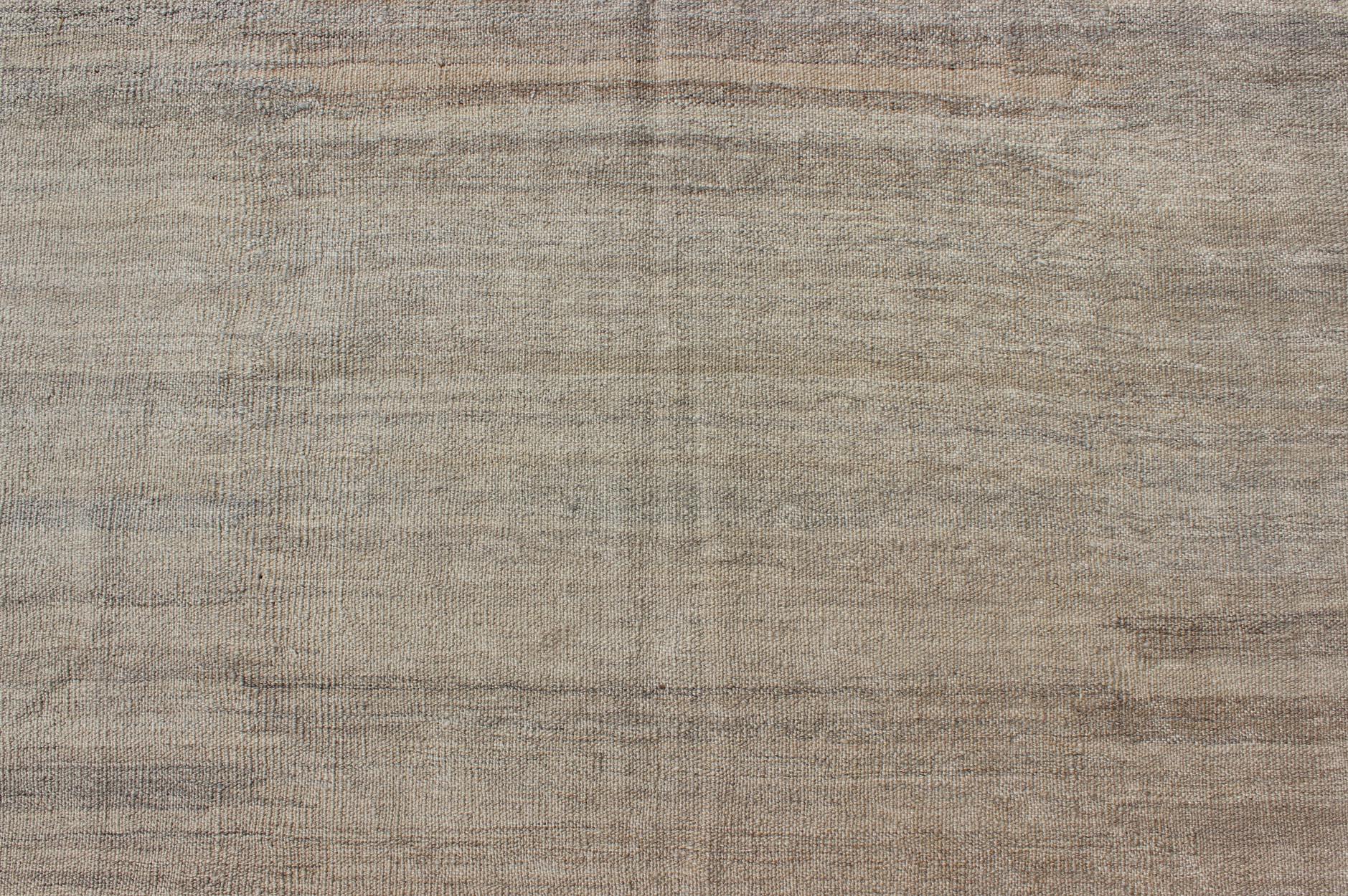 Moderner afghanischer Kilim-Teppich in neutralem Beige mit dezenter goldener Bordüre 5'3 x 6'7 im Angebot 3