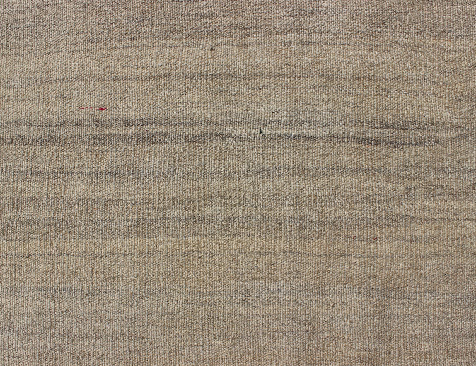 Maße: 5'3 x 6'7 

 Moderner afghanischer Kilim-Teppich in neutralem Beige mit dezenter goldener Bordüre 5'3 x 6'7.    Keivan Woven Arts / Teppich/AFG-6285, Herkunftsland / Art: Afghanistan / Kelim, ca. 21. Jahrhundert. 

Dieser moderne afghanische