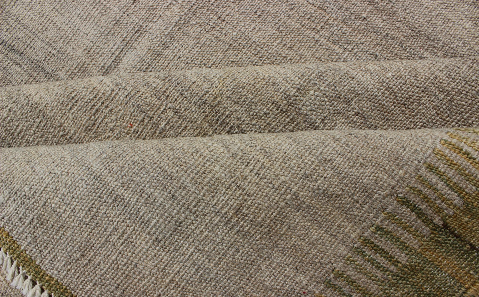 Moderner afghanischer Kilim-Teppich in neutralem Beige mit dezenter goldener Bordüre 5'3 x 6'7 (Kelim) im Angebot