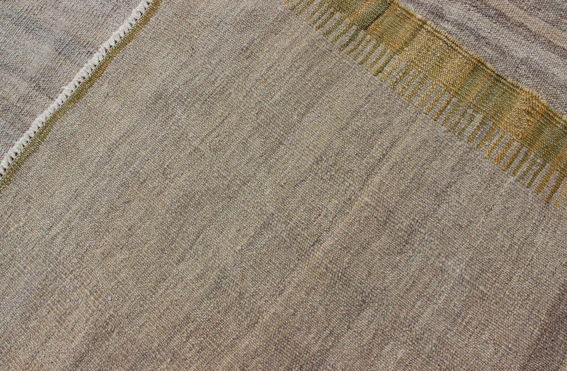 Moderner afghanischer Kilim-Teppich in neutralem Beige mit dezenter goldener Bordüre 5'3 x 6'7 (Handgewebt) im Angebot