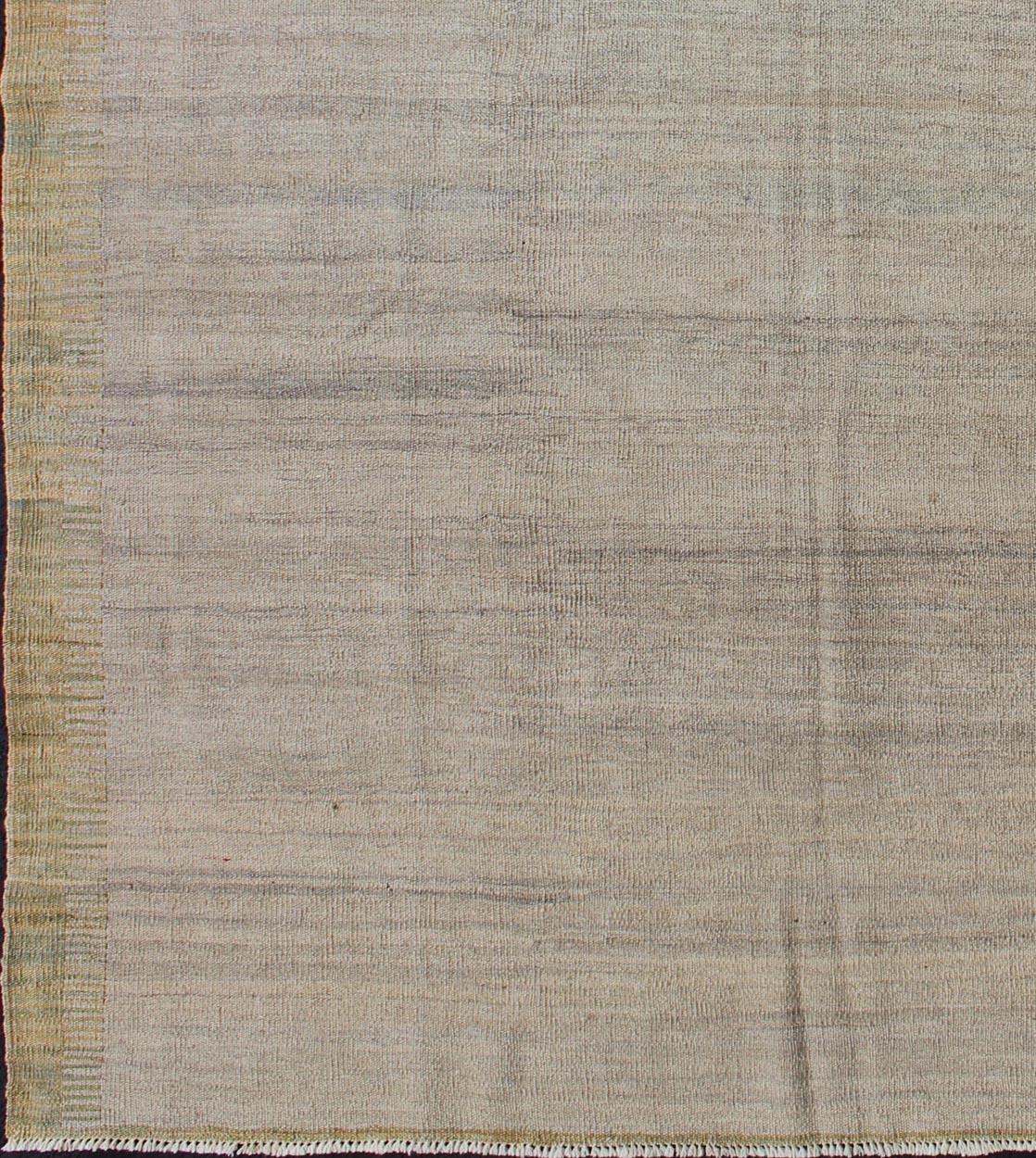 Moderner afghanischer Kilim-Teppich in neutralem Beige mit dezenter goldener Bordüre 5'3 x 6'7 im Zustand „Gut“ im Angebot in Atlanta, GA