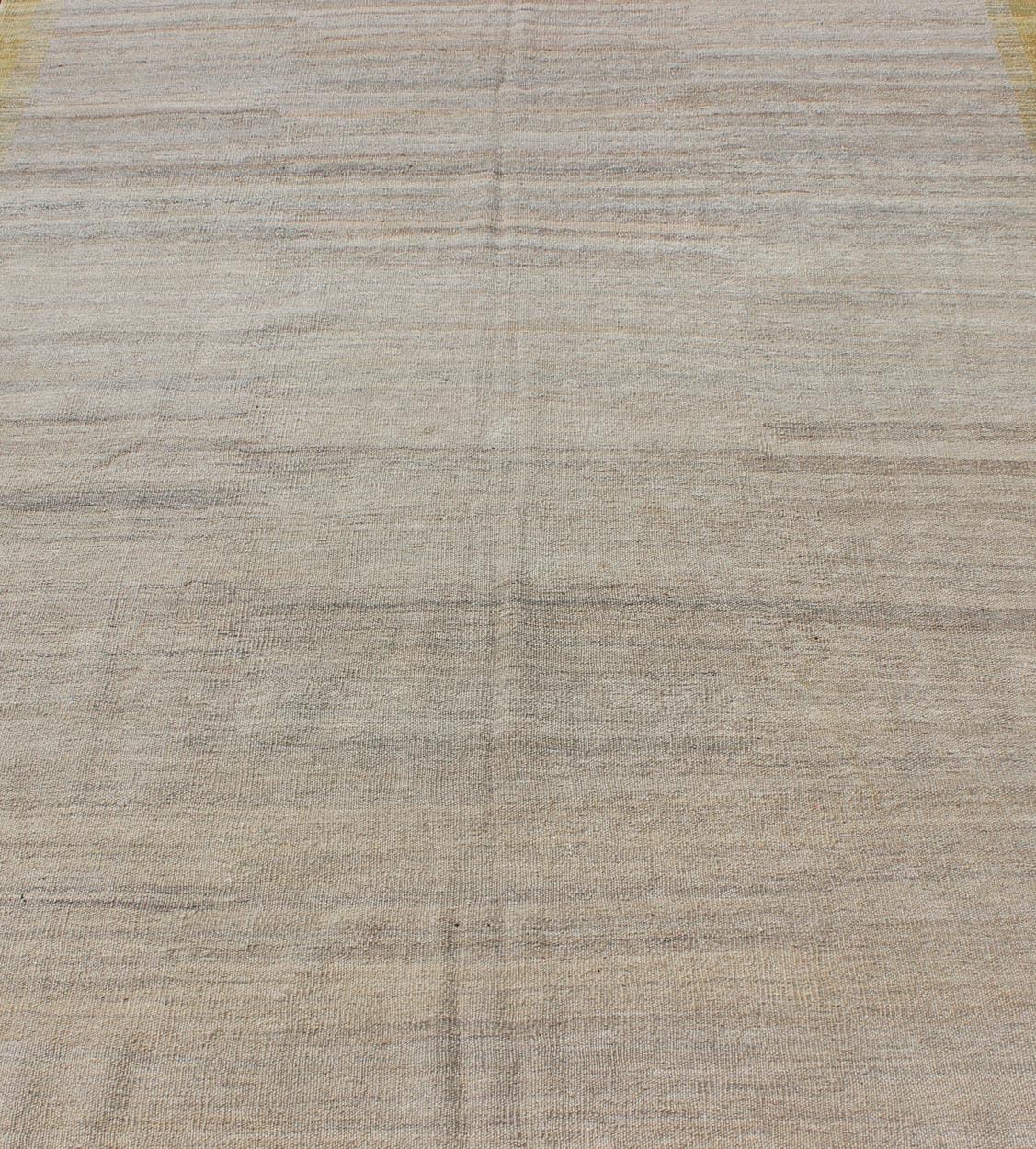 Moderner afghanischer Kilim-Teppich in neutralem Beige mit dezenter goldener Bordüre 5'3 x 6'7 im Angebot 1