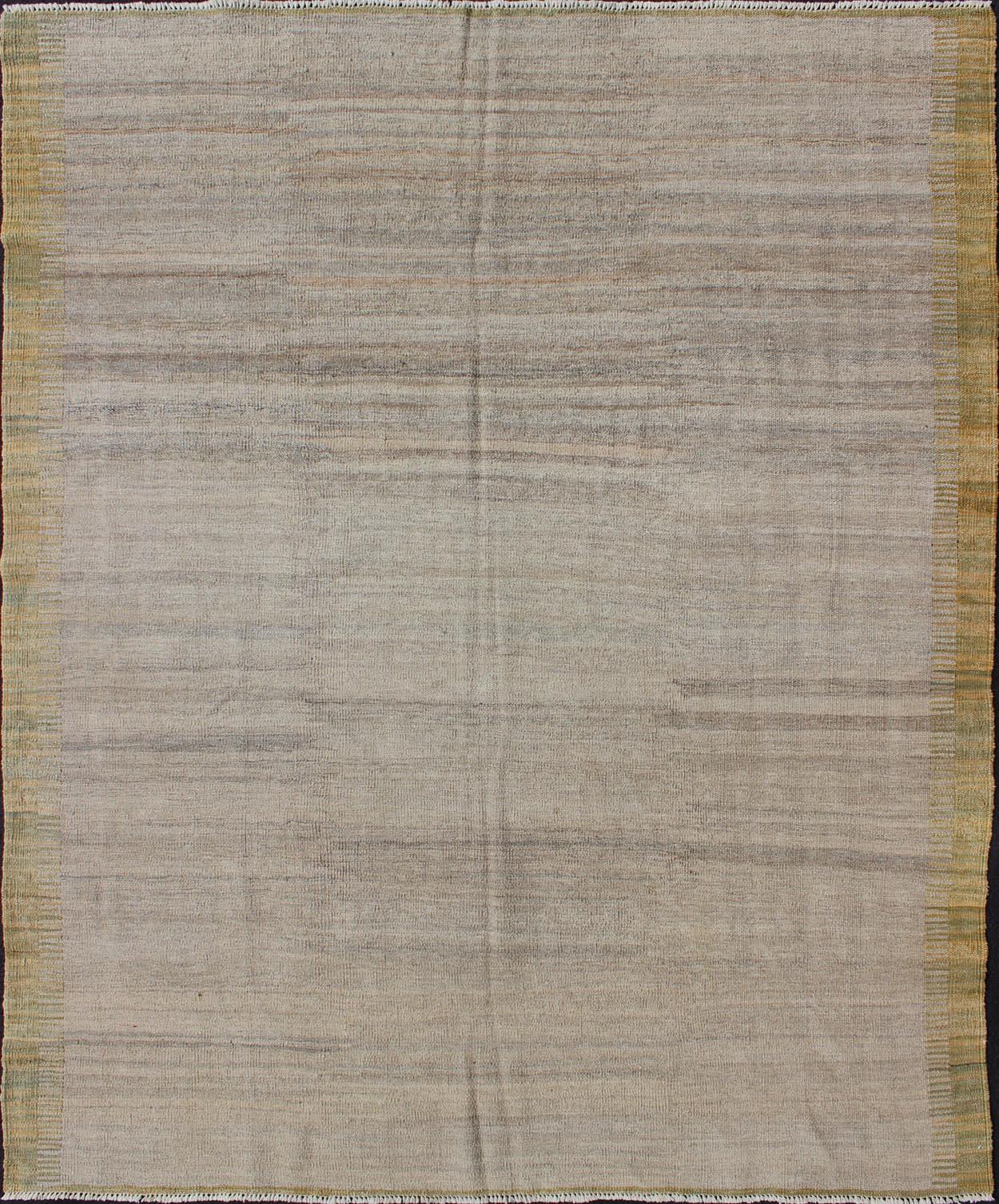 Moderner afghanischer Kilim-Teppich in neutralem Beige mit dezenter goldener Bordüre 5'3 x 6'7 im Angebot