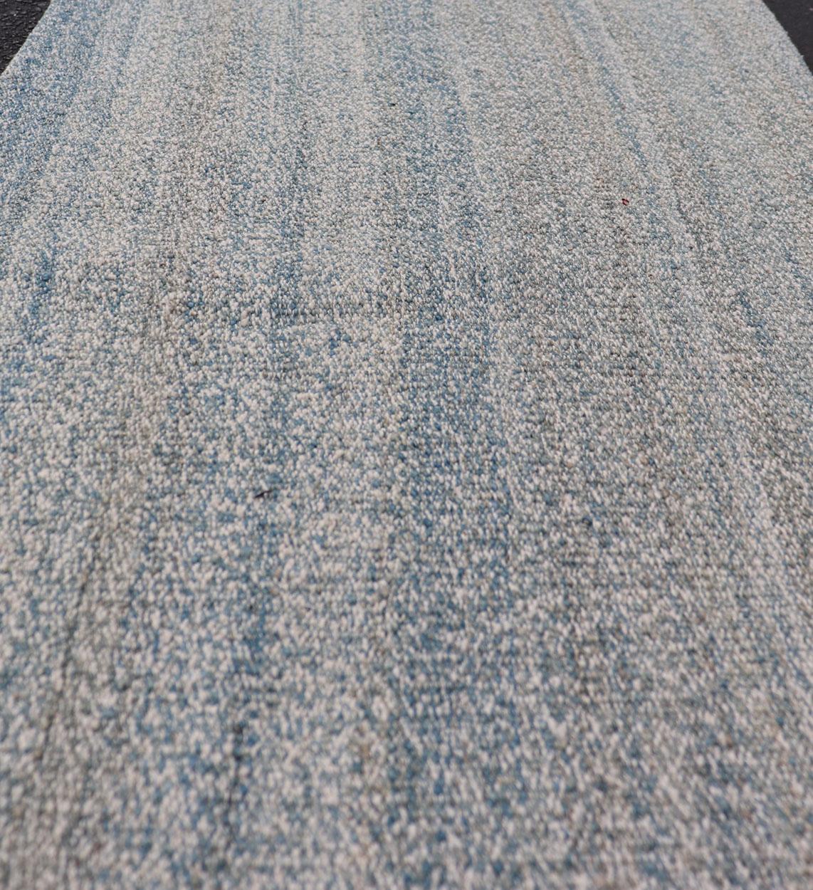 Misure: 1'10 x 3'4 

Tappeto Kilim afghano moderno nei toni del blu e del grigio 1'10 x 3'4. 
Keivan Woven Arts / tappeto/KBE-230201, Paese d'origine / tipo: Afghanistan / Kilim, circa 21° secolo. 

Questo moderno tappeto Kilim afgano presenta una