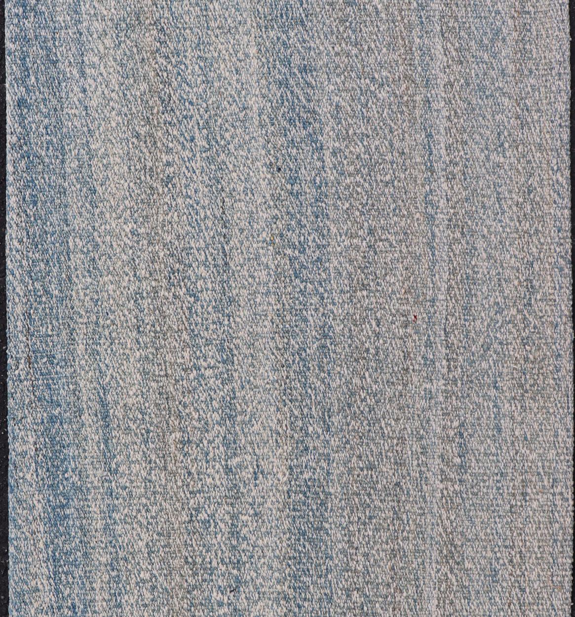 Tessuto a mano Moderno Rug & Kilim afgano nei toni del blu e del grigio 1'10 x 3'4 in vendita