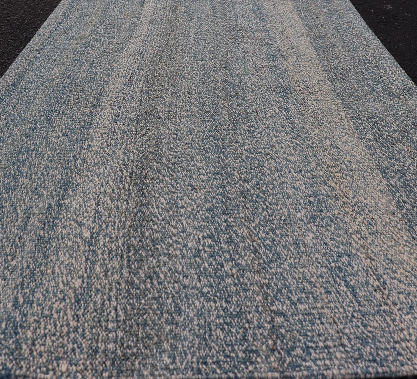 Misure: 2'2 x 3'4 

 Tappeto Kilim afghano moderno nei toni del blu e del grigio 2'2 x 3'4. Keivan Woven Arts / tappeto/KBE-230202, paese d'origine/tipo: Iran / Kilim, circa 21° secolo. 

Questo moderno tappeto Kilim afgano presenta una serena