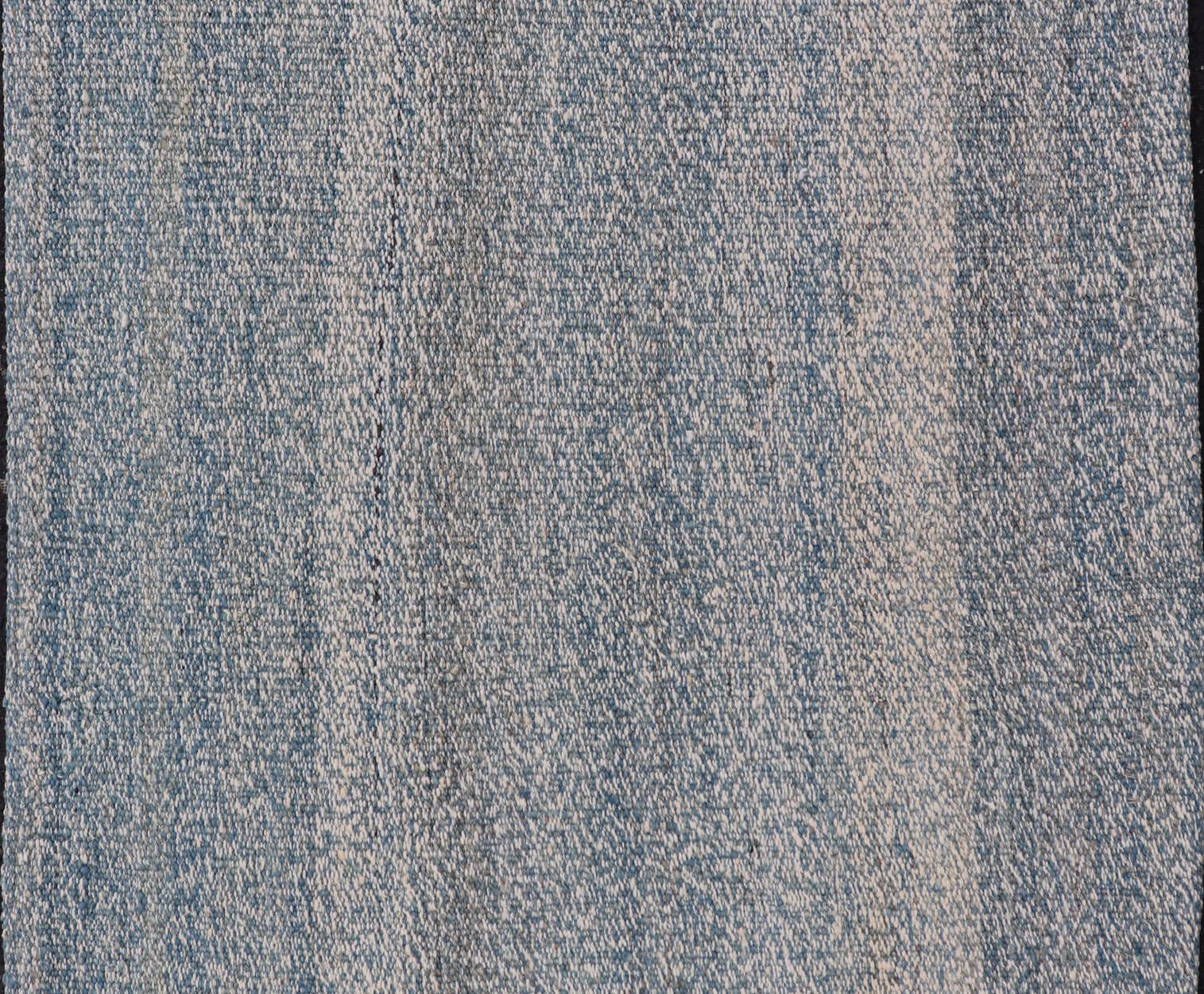 Tessuto a mano Moderno Rug & Kilim afgano nei toni del blu e del grigio 2'2 x 3'4 in vendita