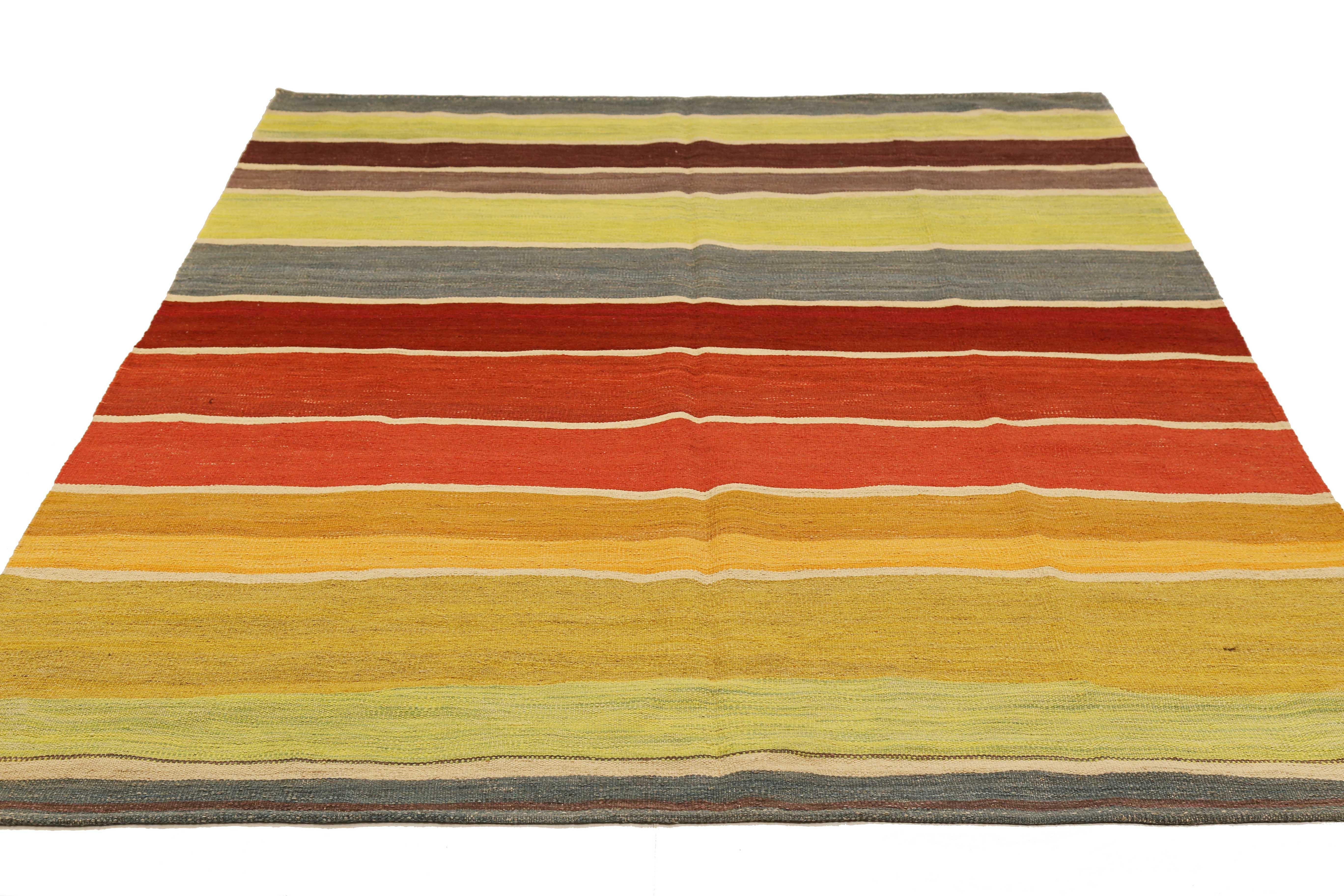 Tappeto afgano moderno tessuto a mano con la migliore lana di pecora e colorato con tinture vegetali del tutto naturali e sicure per l'uomo e gli animali domestici. Si tratta di un Kilim tradizionale a trama piatta con strisce colorate su un campo