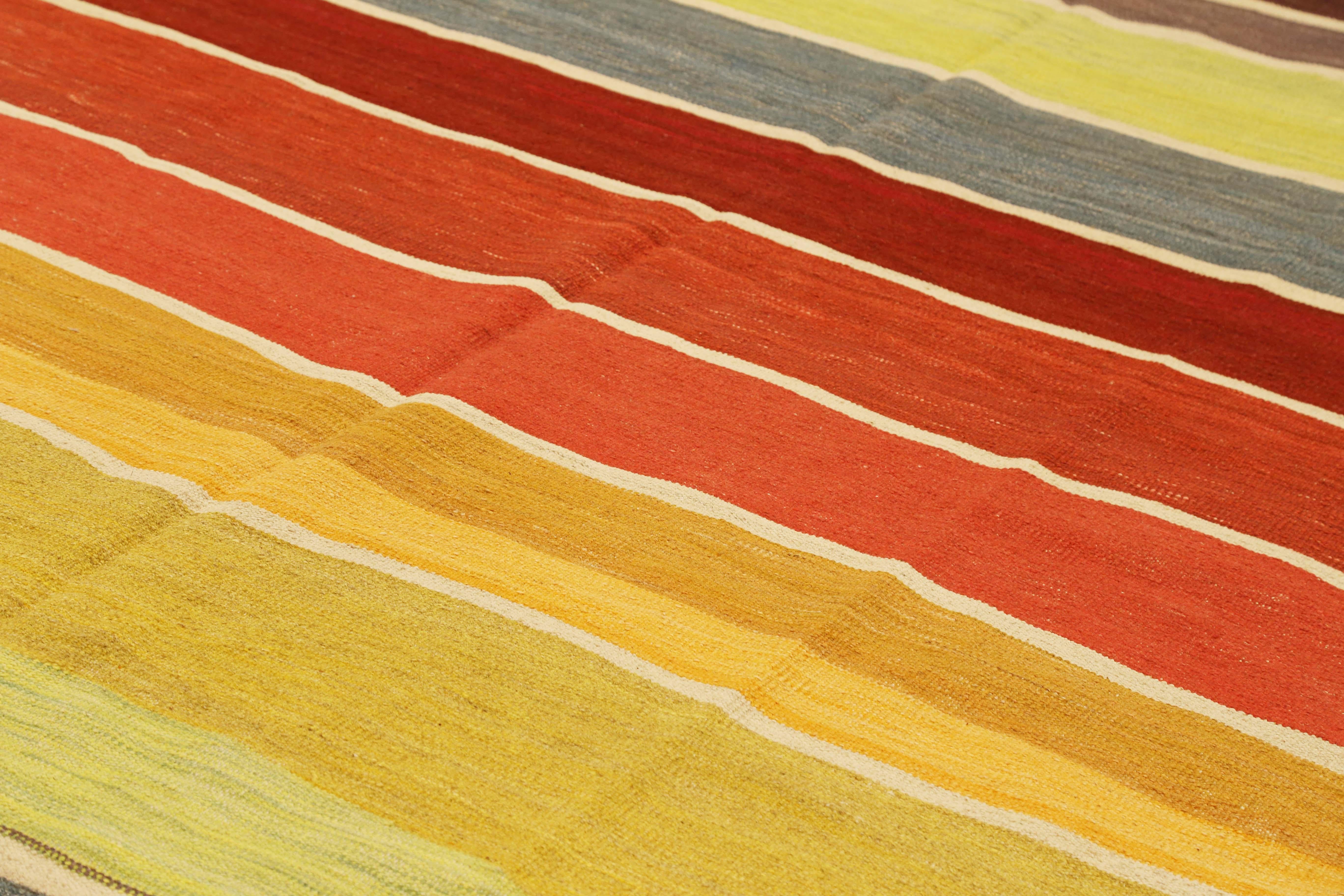 Afghano Tappeto afghano moderno in stile Kilim con strisce colorate su campo beige in vendita