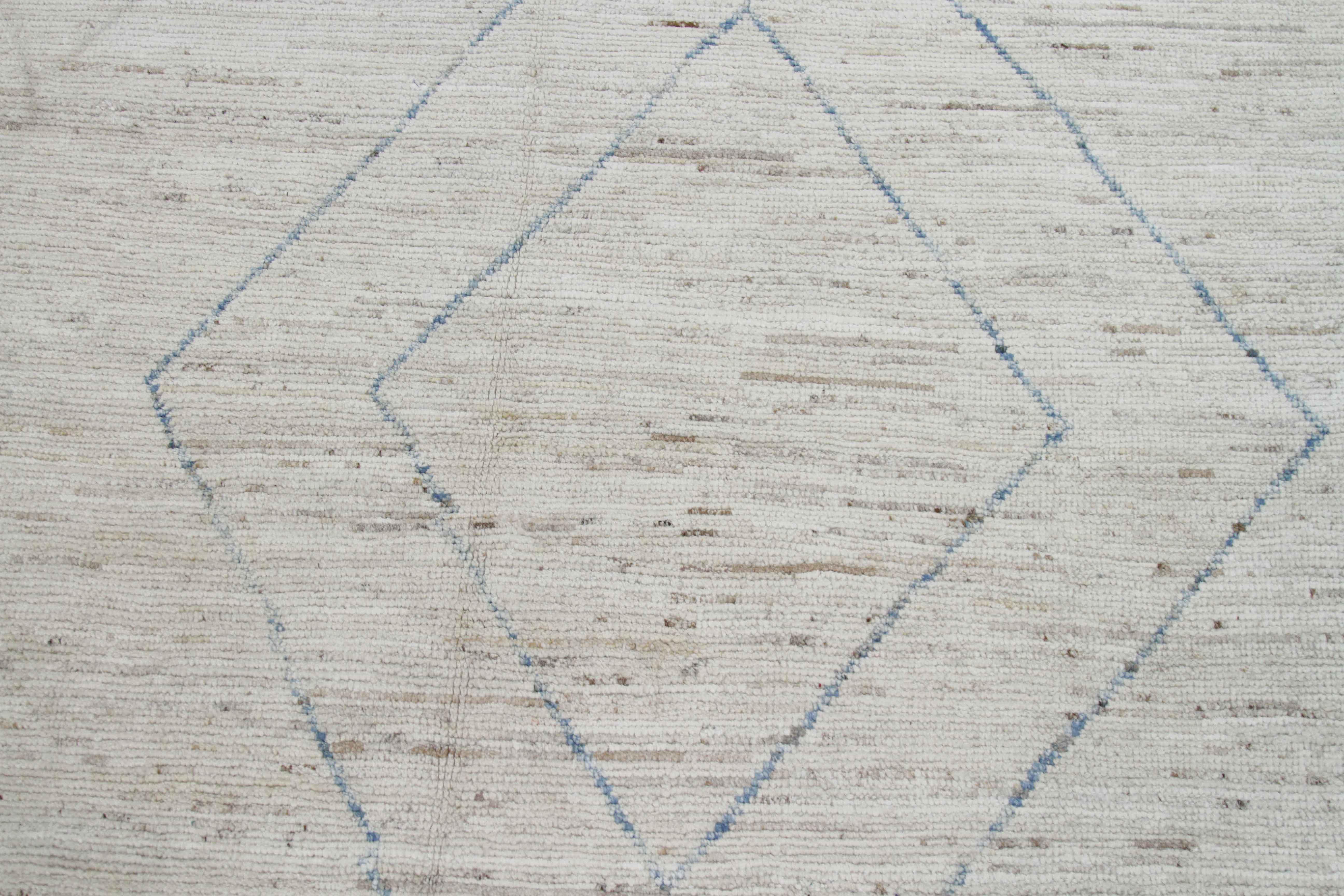 Alfombra afgana moderna de estilo marroquí con detalles geométricos azules sobre fondo marfil Tribal en venta