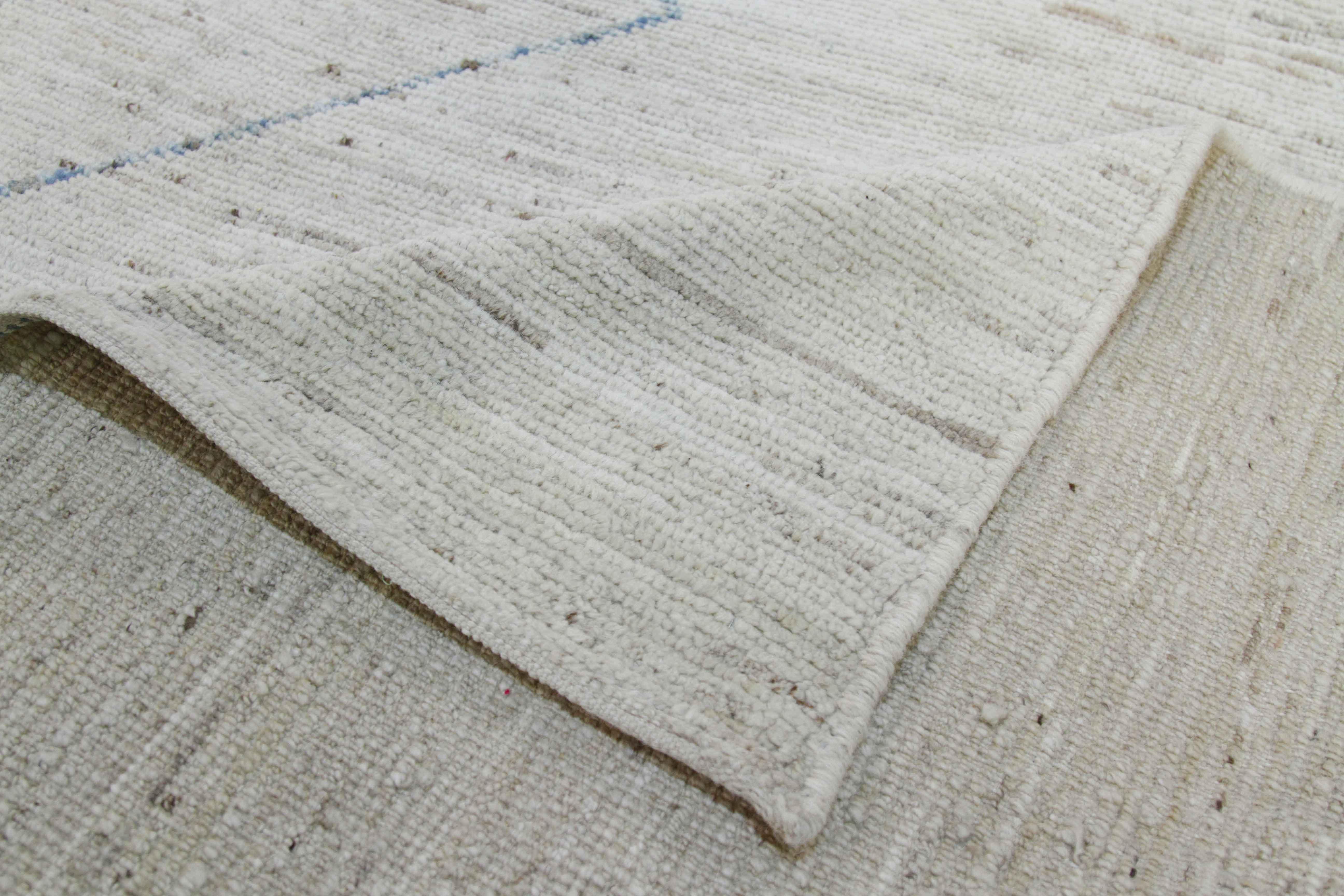 Alfombra afgana moderna de estilo marroquí con detalles geométricos azules sobre fondo marfil en Nuevo estado para la venta en Dallas, TX