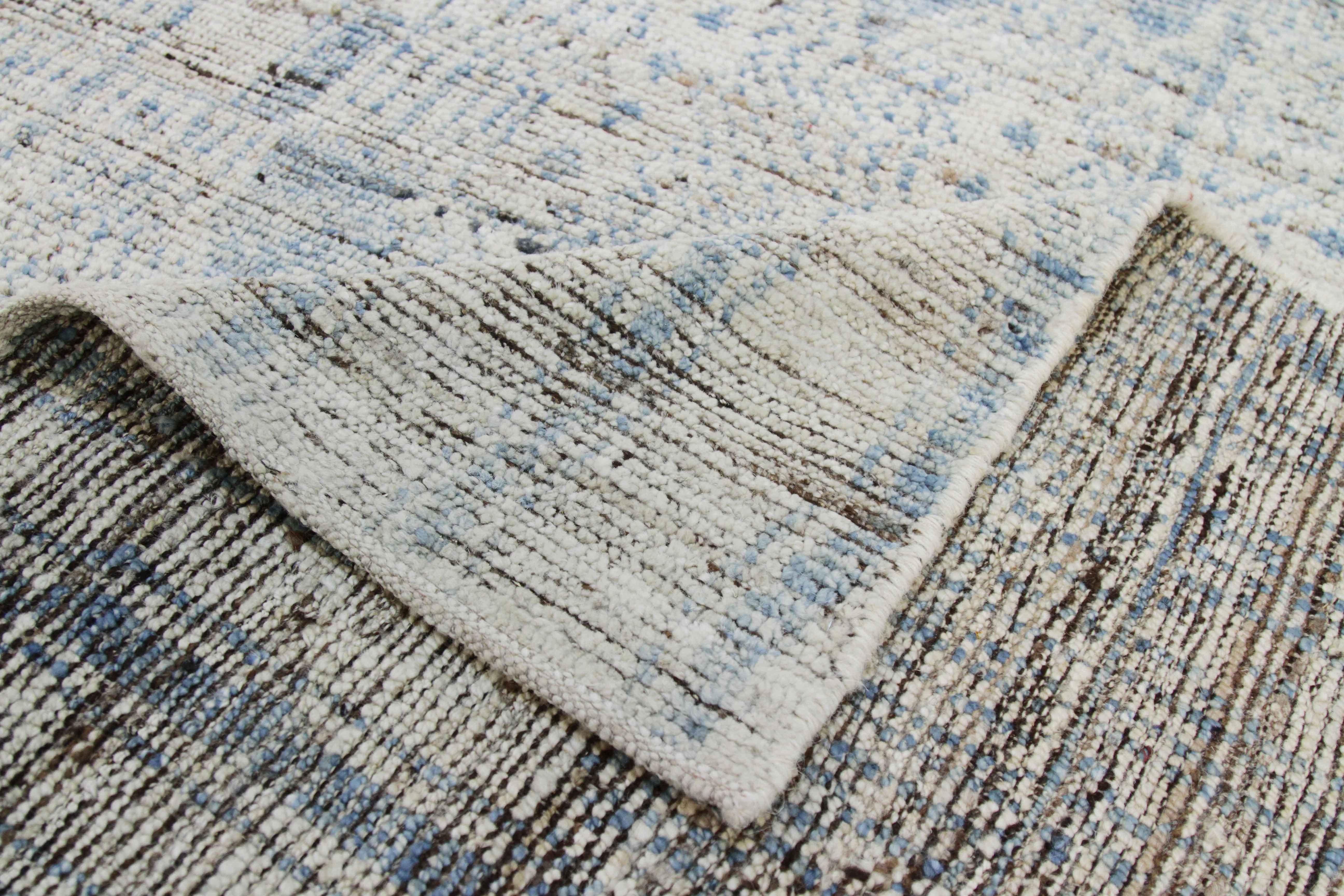 Moderner afghanischer Teppich im marokkanischen Stil mit blauer Mischung von Stammesmustern überall im Zustand „Neu“ im Angebot in Dallas, TX