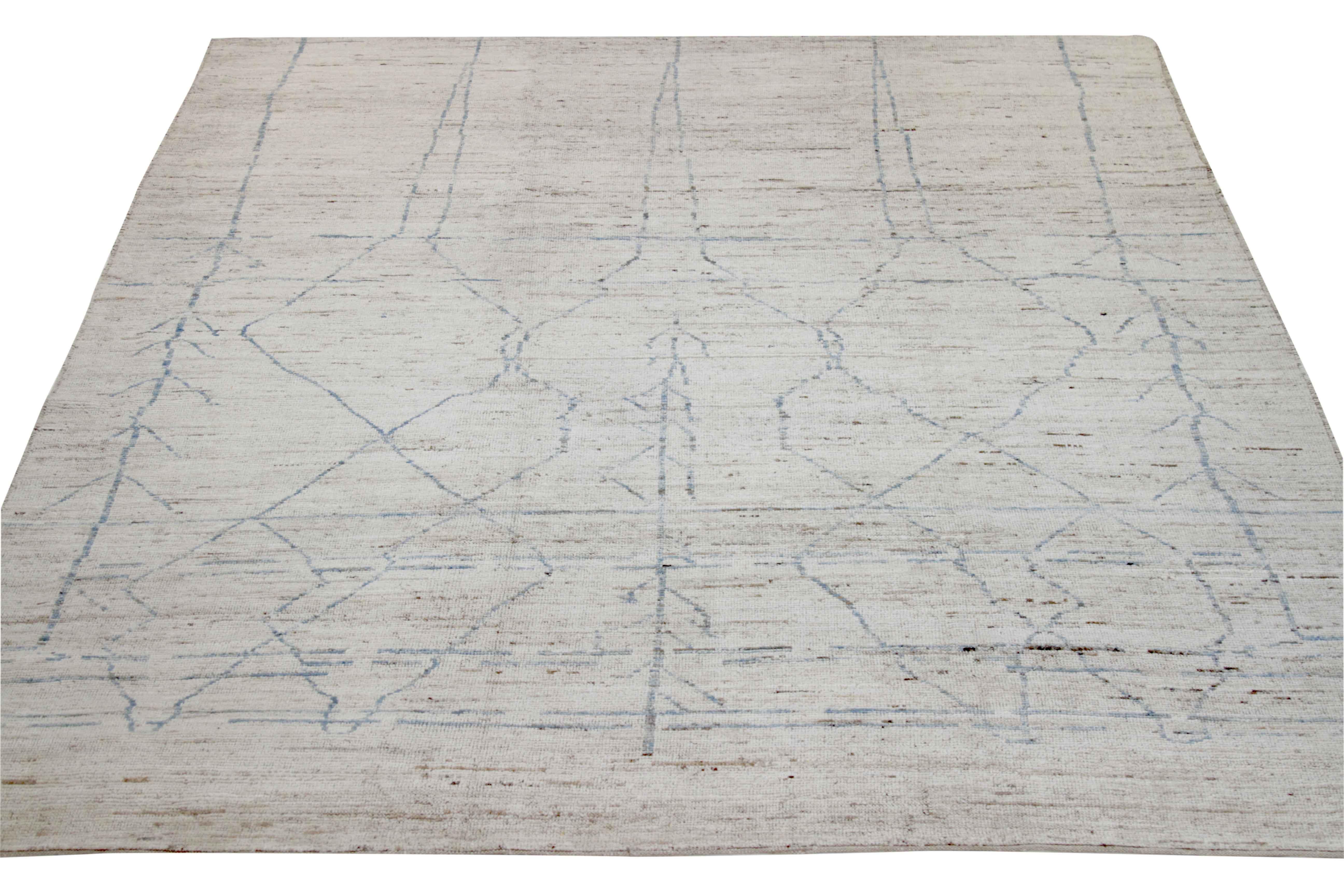 Alfombra afgana moderna tejida a mano con la mejor lana de oveja. Está coloreado con tintes vegetales totalmente naturales que son seguros para humanos y mascotas. Esta pieza es un tejido tradicional afgano con un diseño de inspiración marroquí.