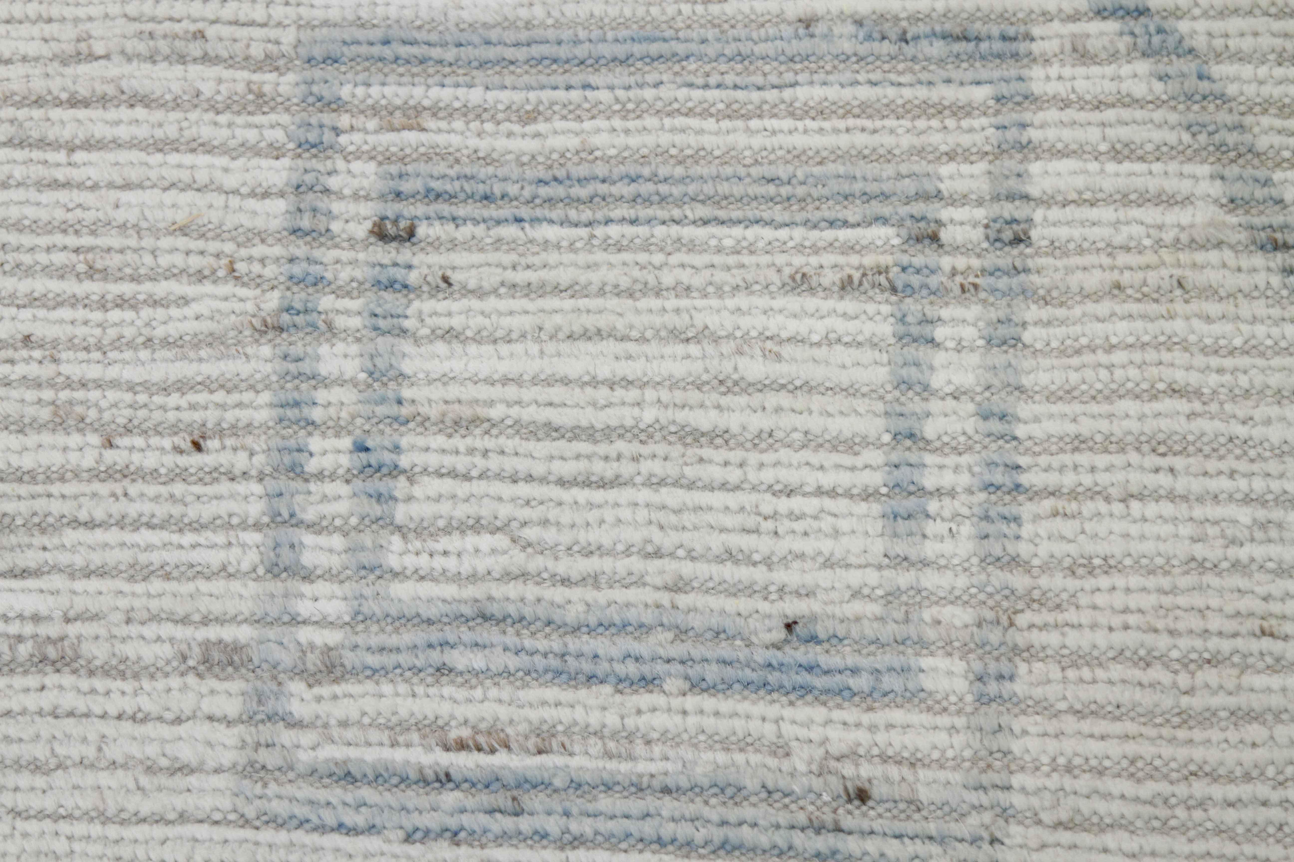 Tribale Tappeto moderno afghano in stile marocchino con dettagli geometrici grigi su campo avorio in vendita