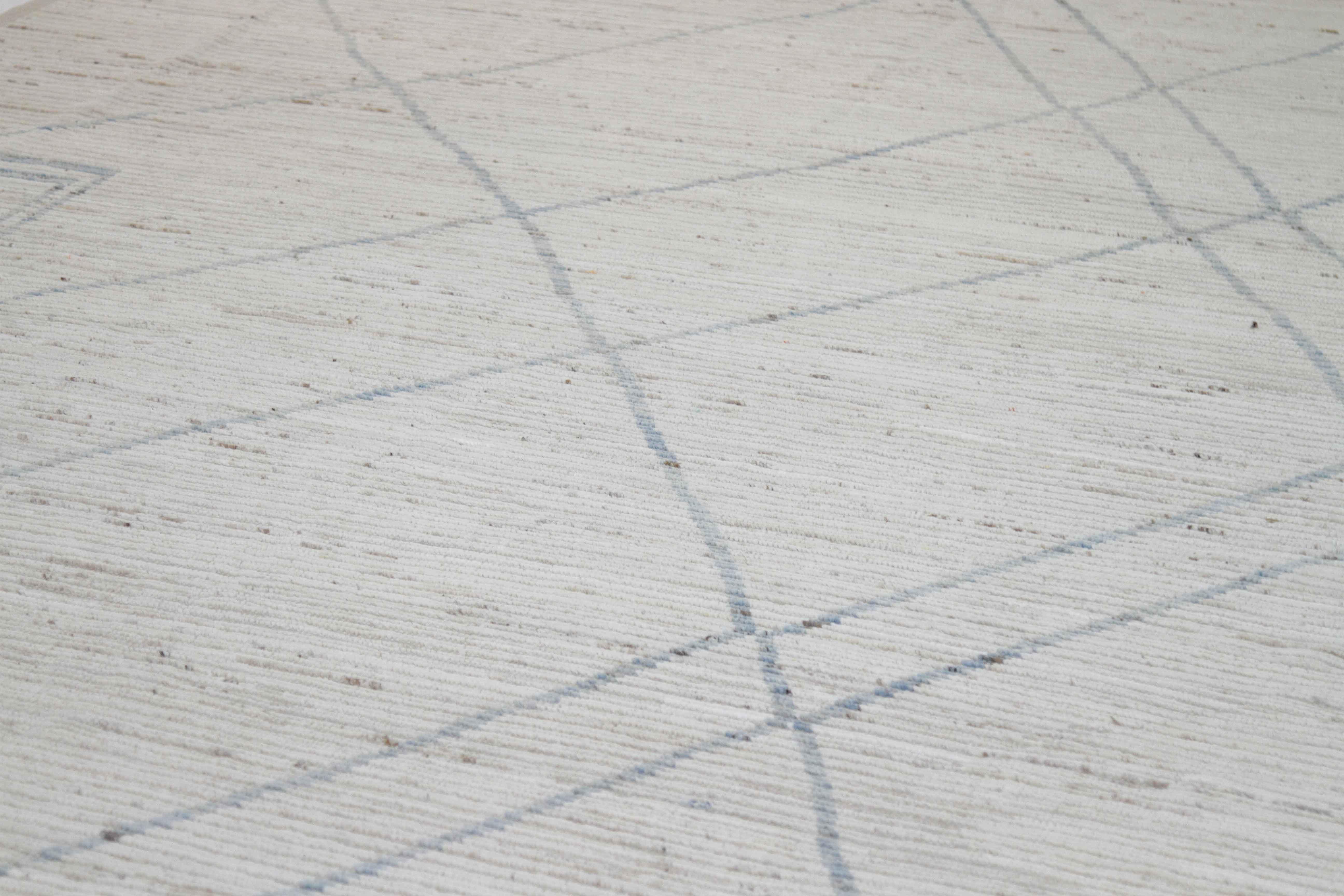Afghano Tappeto moderno afghano in stile marocchino con dettagli geometrici grigi su campo avorio in vendita