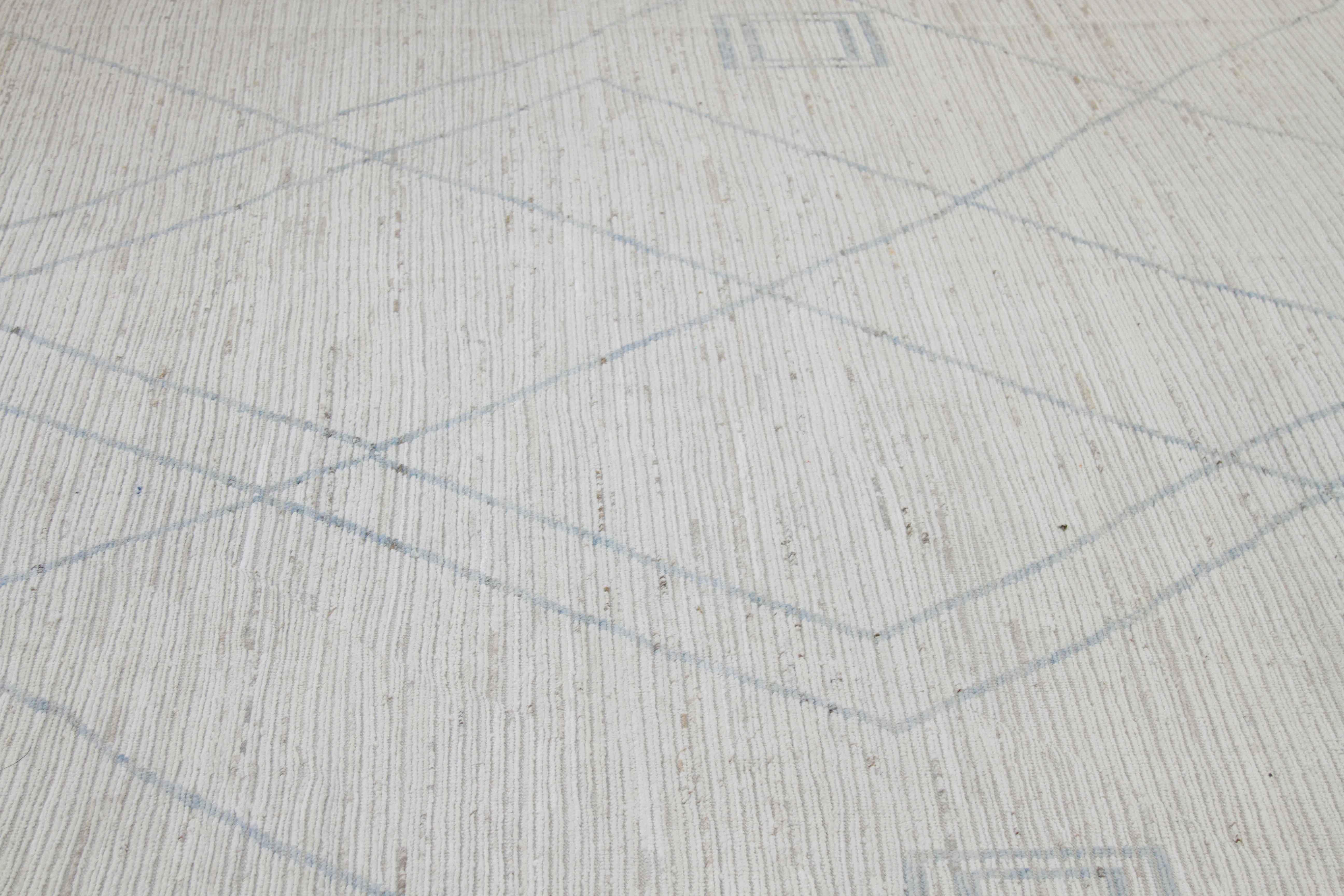 Tessuto a mano Tappeto moderno afghano in stile marocchino con dettagli geometrici grigi su campo avorio in vendita