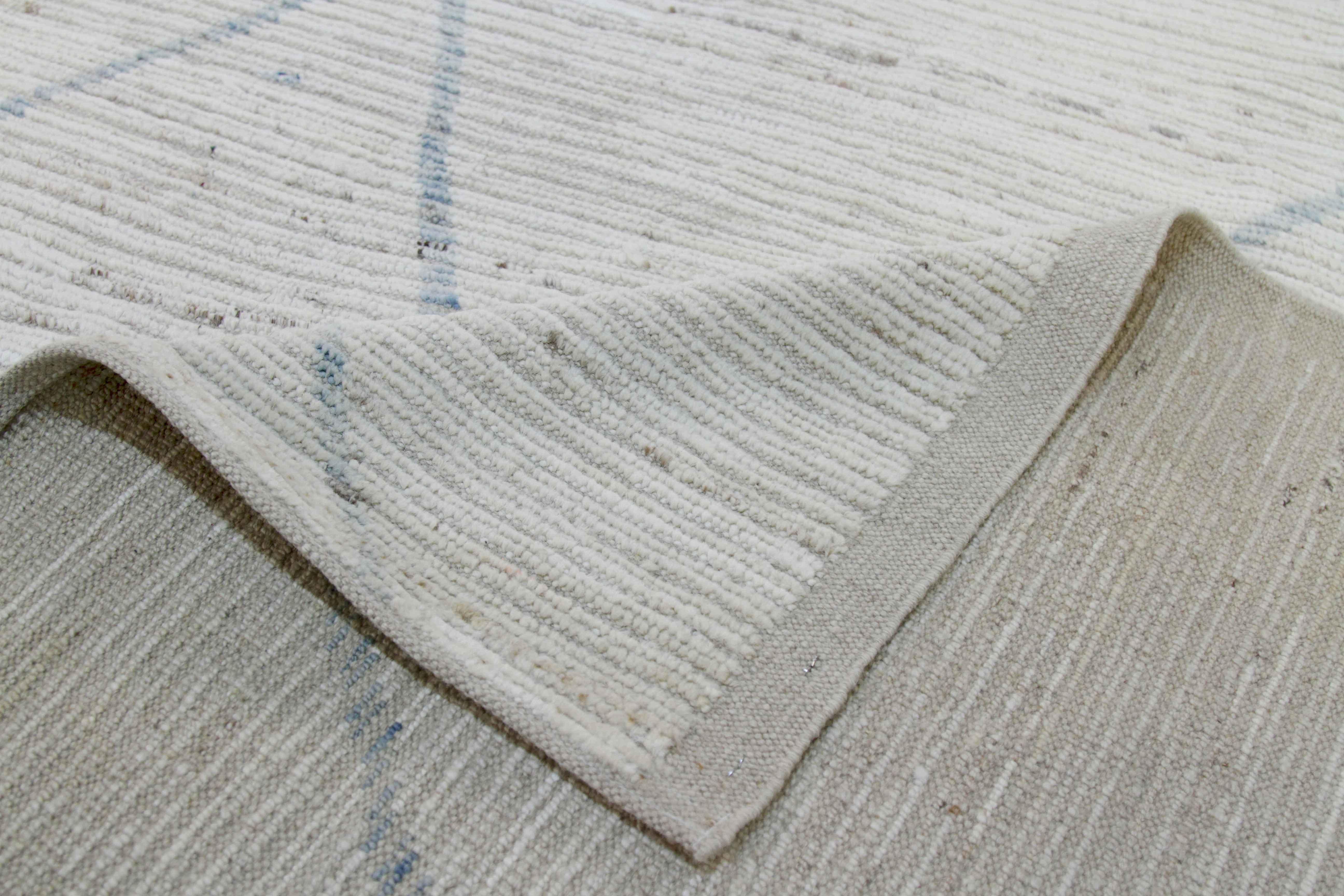 Tappeto moderno afghano in stile marocchino con dettagli geometrici grigi su campo avorio In condizioni Nuovo in vendita a Dallas, TX