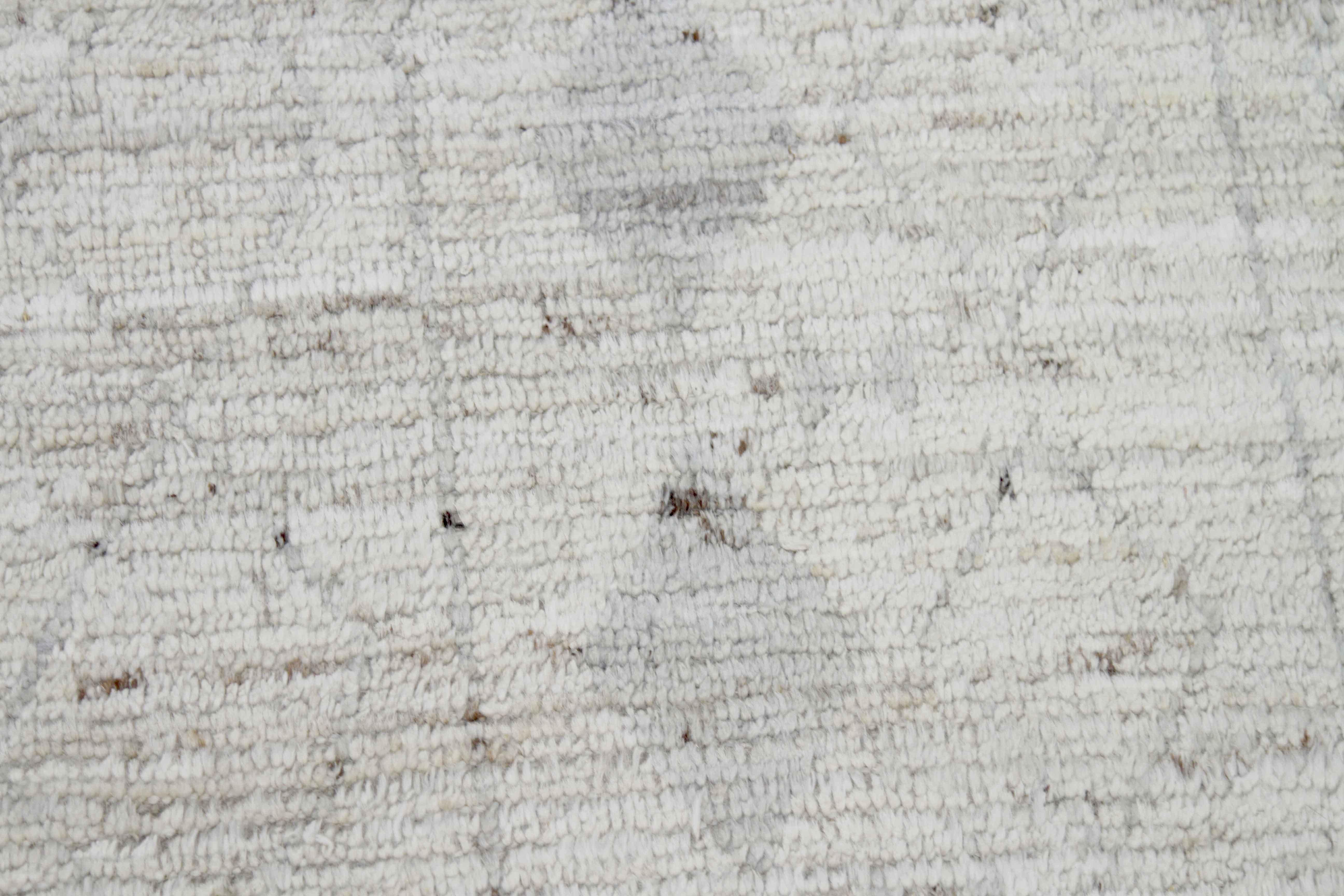 Tribale Tappeto moderno afghano in stile marocchino con diamanti tribali grigi su campo avorio in vendita