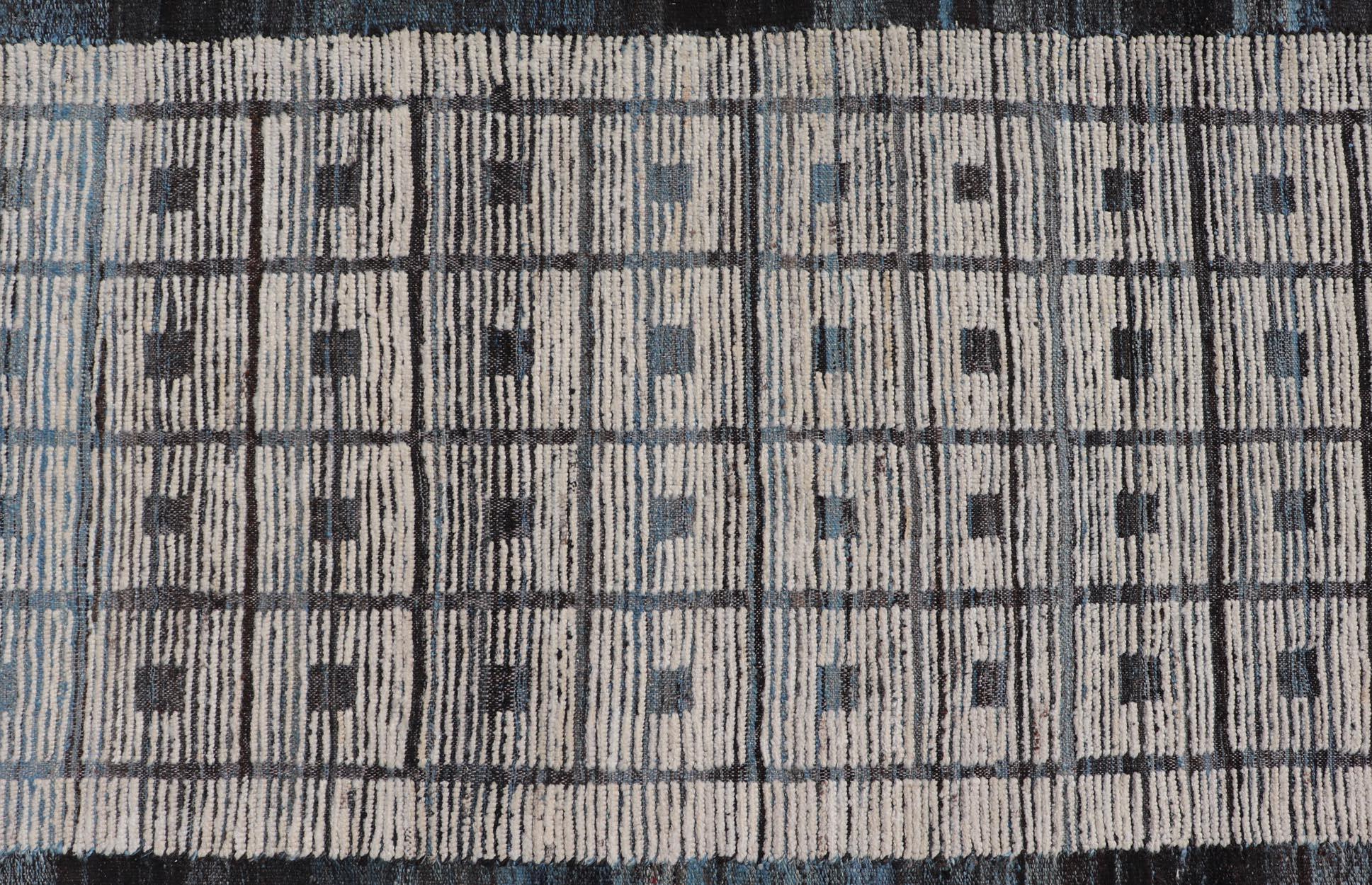 
Alfombra tribal moderna informal, Keivan Woven Arts / alfombra AFG-39515, país de origen / tipo: Afganistán / Moderna Casual, hacia principios del siglo XXI.

Medidas: 3'3 x 10'2.

Esta moderna alfombra tribal informal ha sido anudada a mano. La