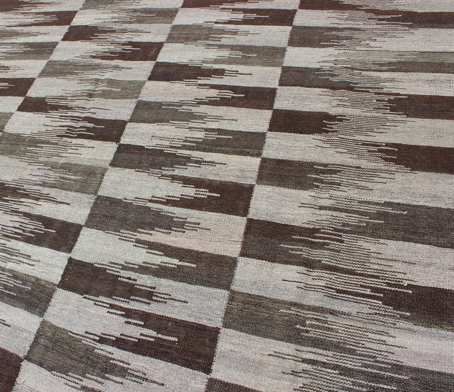 XXI secolo e contemporaneo Kilim moderno a trama fine e piatta nei colori neutri, marroni e verdi in vendita
