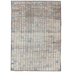 Moderner moderner Afghanistan-Teppich in neutralen Tönen mit gedämpftem Design und blauen Pappeln
