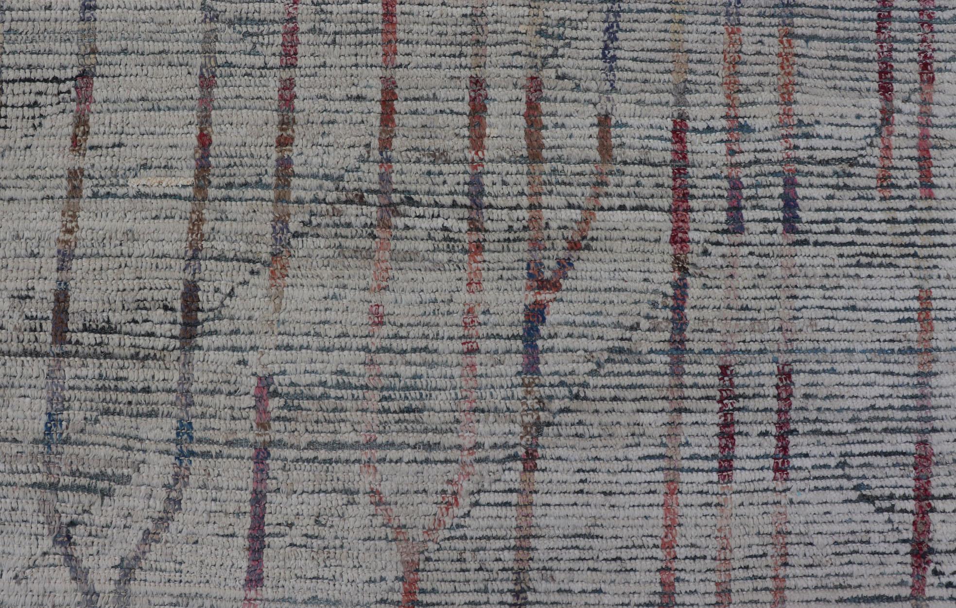 Tapis moderne d'Afghanistan dans des tons neutres avec un design discret et des touches de couleur en vente 9