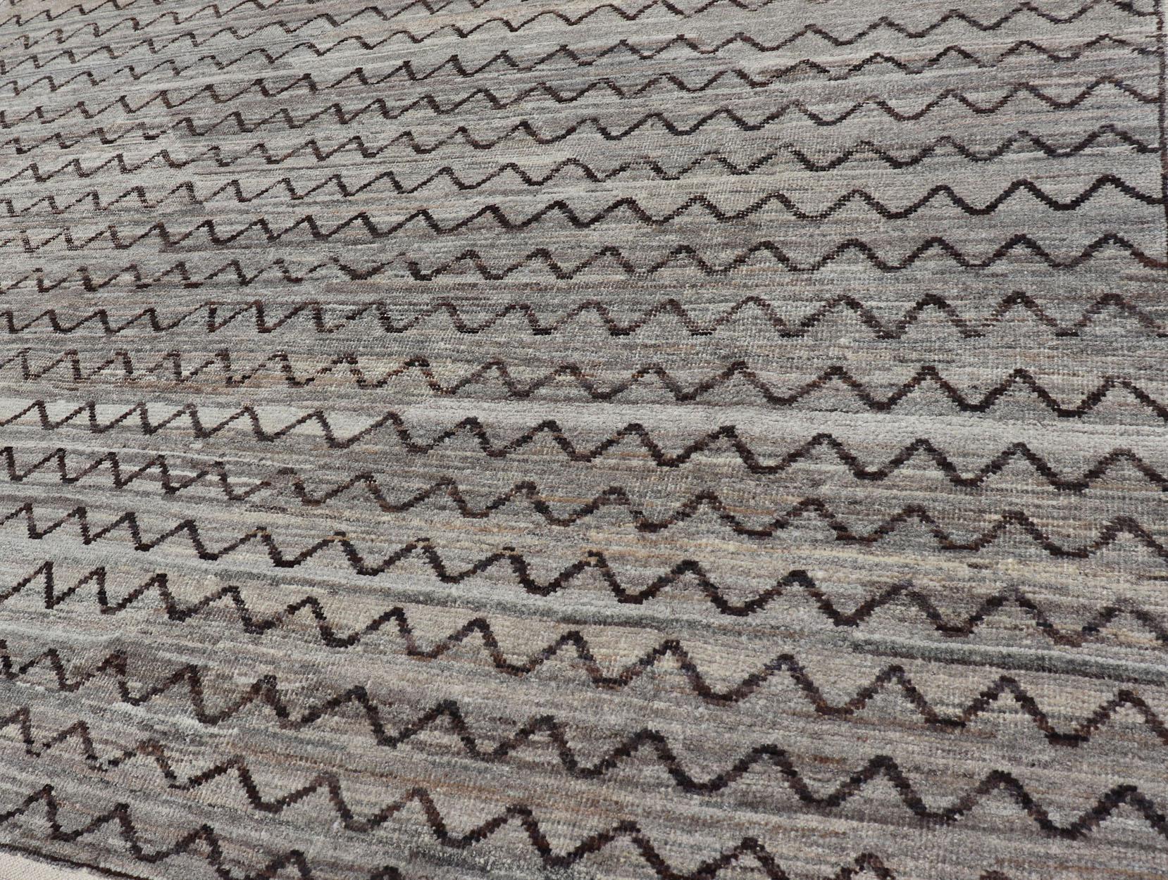 Tapis moderne d'Afghanistan à motifs sur toute sa surface dans des tons sourds en vente 3