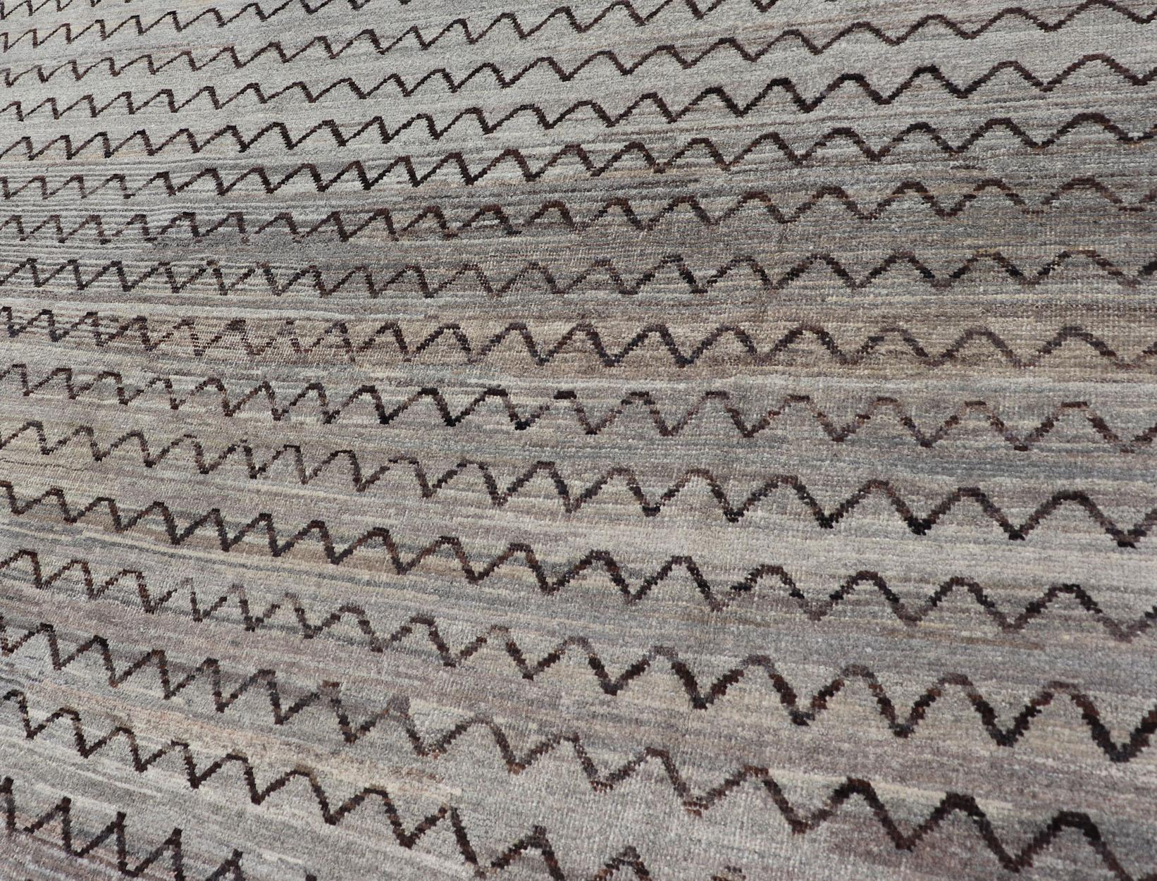Tapis moderne d'Afghanistan à motifs sur toute sa surface dans des tons sourds en vente 4