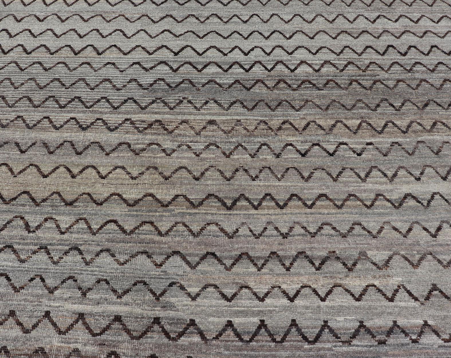 Tapis moderne d'Afghanistan à motifs sur toute sa surface dans des tons sourds en vente 5