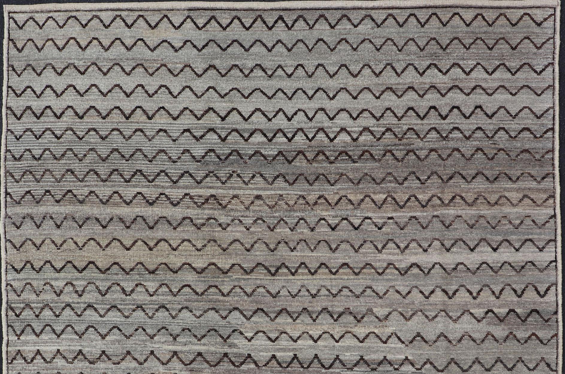 Tapis aux tons neutres avec des motifs tribaux fluides, Keivan Woven Arts / tapis AFG-29983, pays d'origine / type : Afghanistan

Le design discret de ce tapis empilé le rend parfait pour les intérieurs modernes et décontractés. La coloration