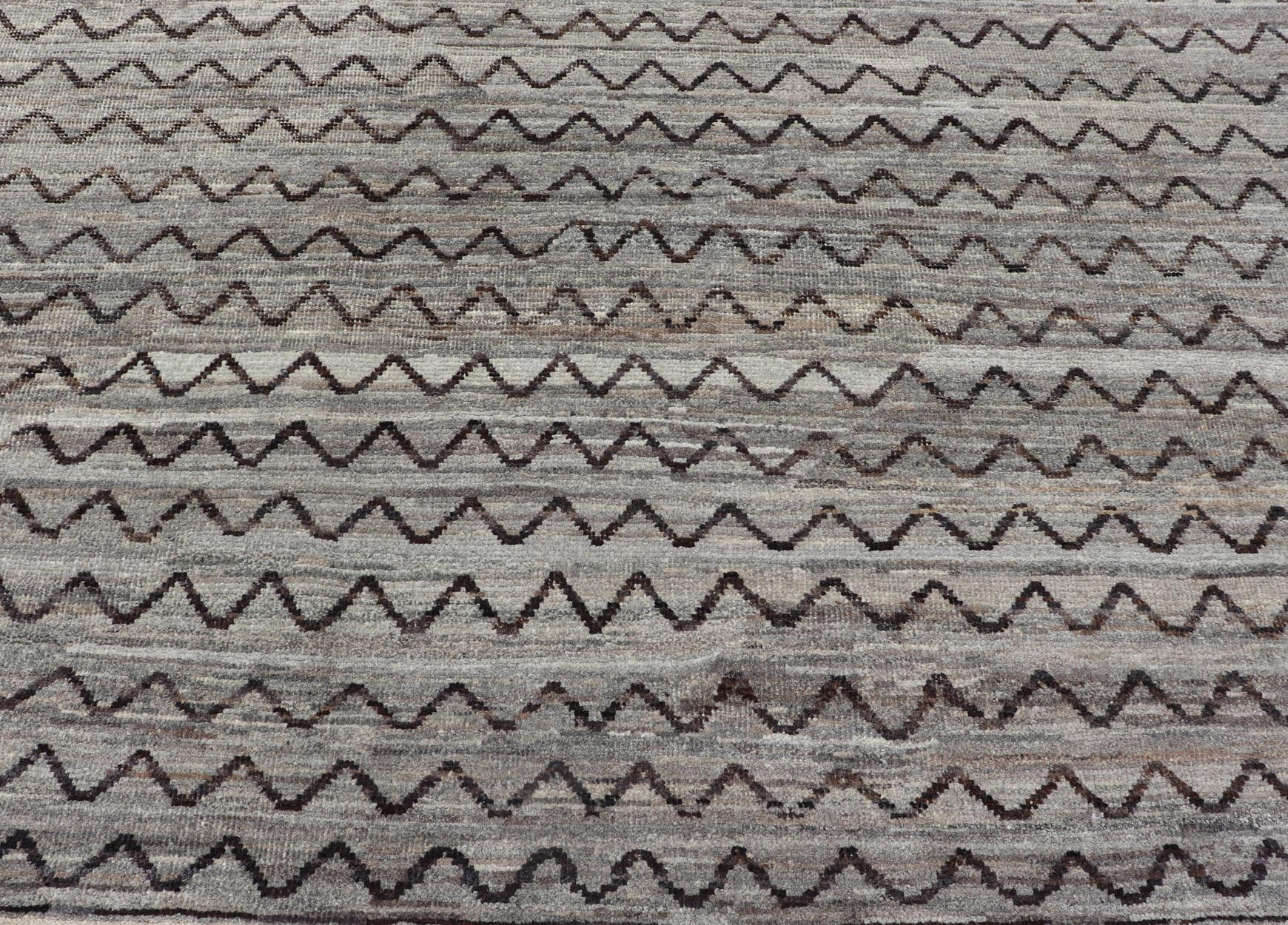 Tapis moderne d'Afghanistan à motifs sur toute sa surface dans des tons sourds Neuf - En vente à Atlanta, GA