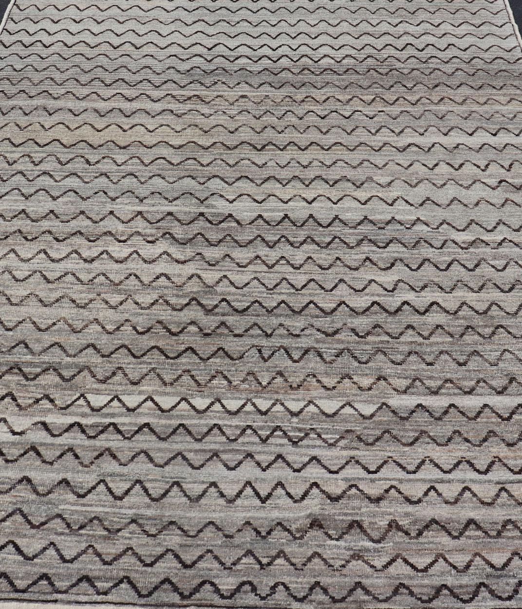 XXIe siècle et contemporain Tapis moderne d'Afghanistan à motifs sur toute sa surface dans des tons sourds en vente