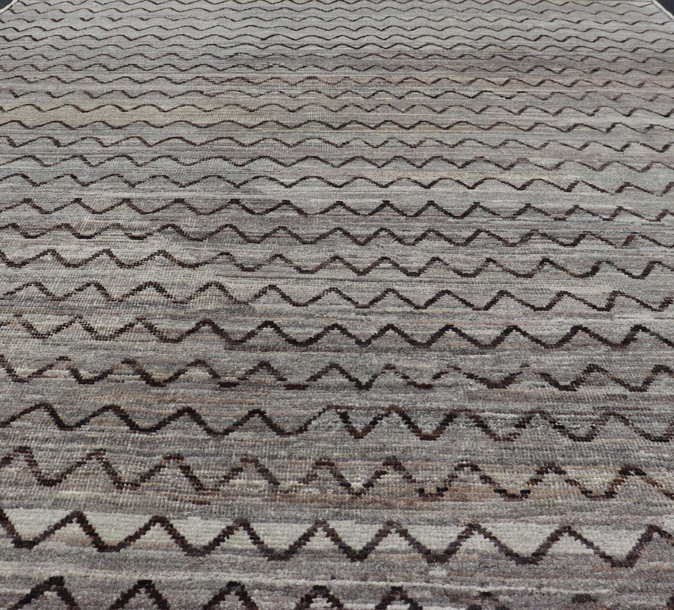 Laine Tapis moderne d'Afghanistan à motifs sur toute sa surface dans des tons sourds en vente