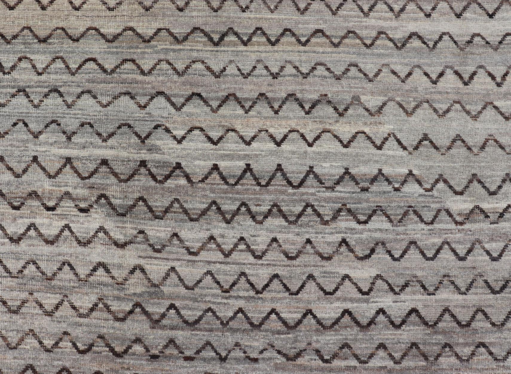 Tapis moderne d'Afghanistan à motifs sur toute sa surface dans des tons sourds en vente 1