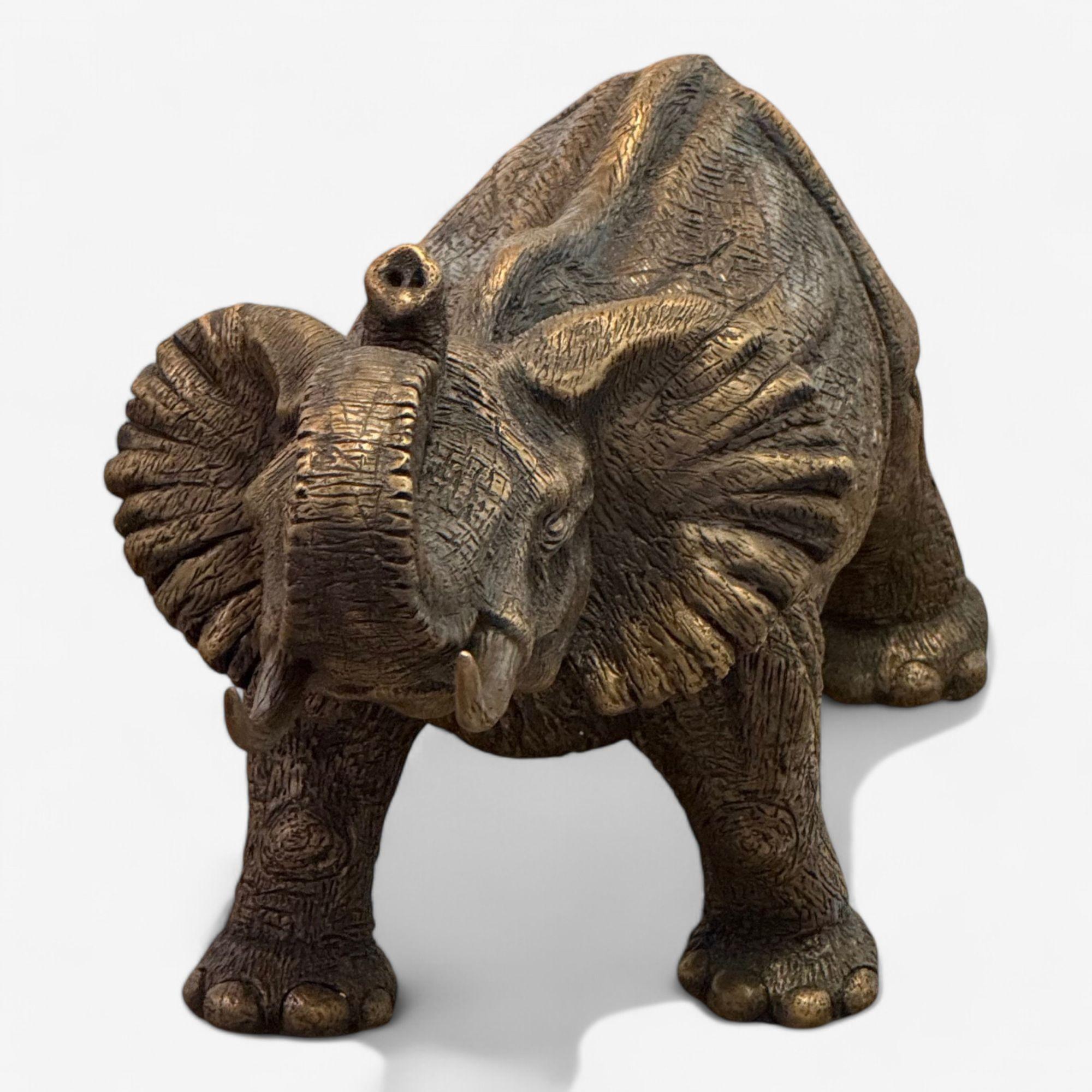 Moderne afrikanische Elefantenskulptur, Heißgussbronze-Skulptur, amerikanisch, 21. Jahrhundert.

Eine signierte, datierte und nummerierte Tischskulptur in limitierter Auflage mit dem Titel African Elephant des preisgekrönten Bildhauers Jesse
